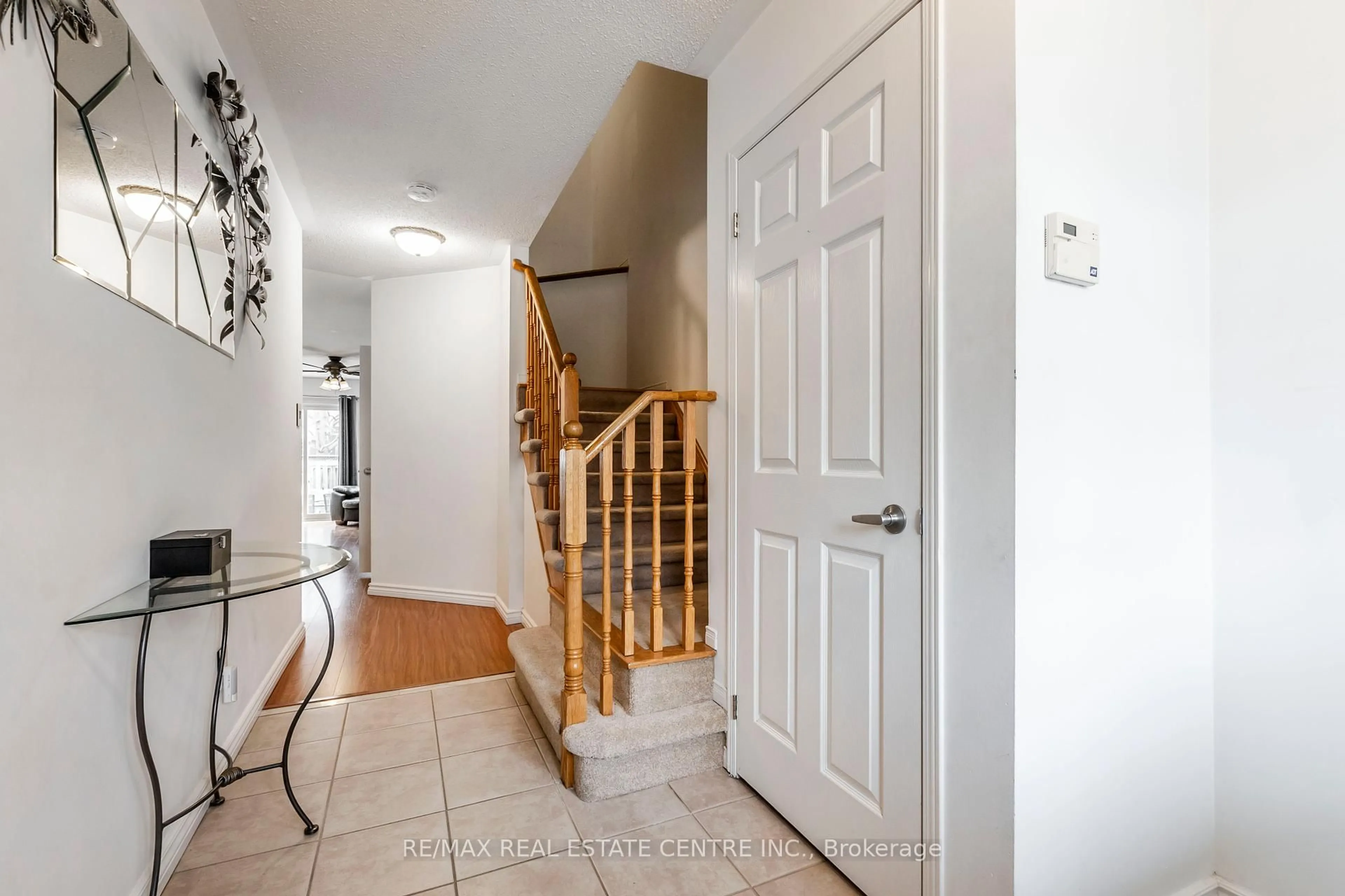 Indoor entryway for 31 Harding St, Halton Hills Ontario L7G 6B1