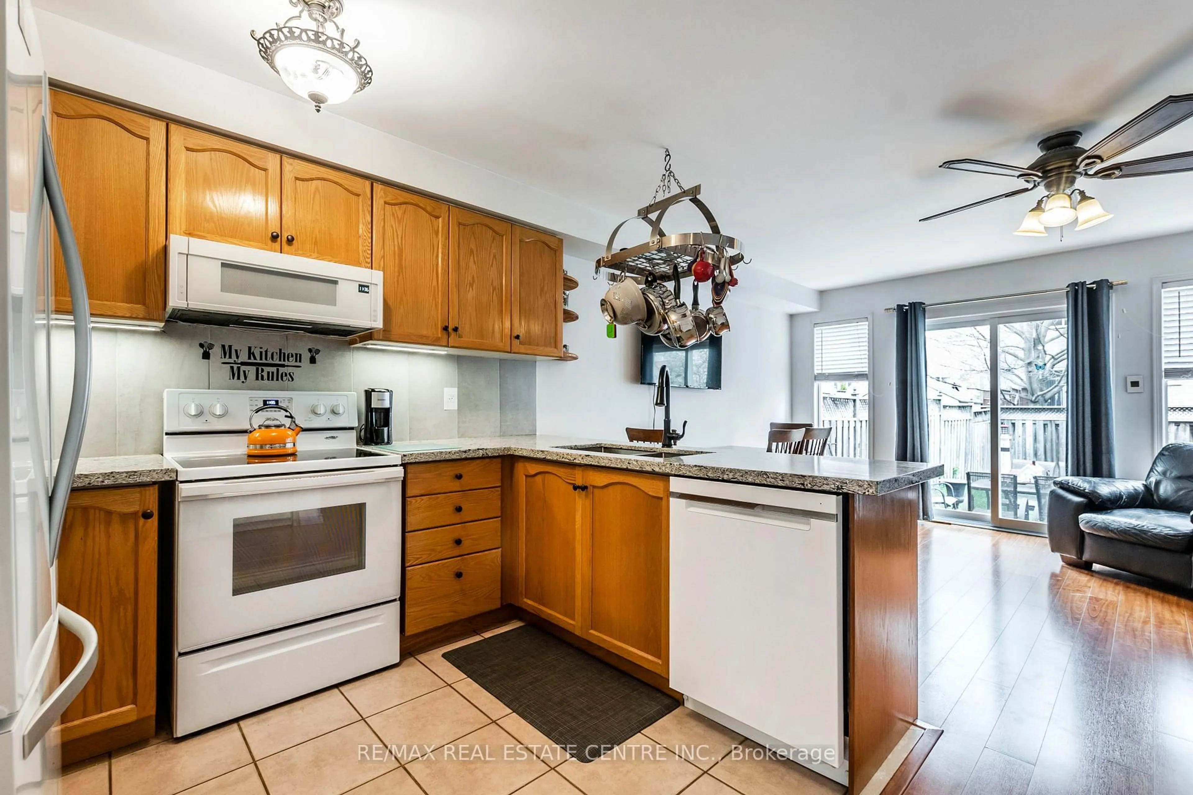 Standard kitchen, unknown for 31 Harding St, Halton Hills Ontario L7G 6B1