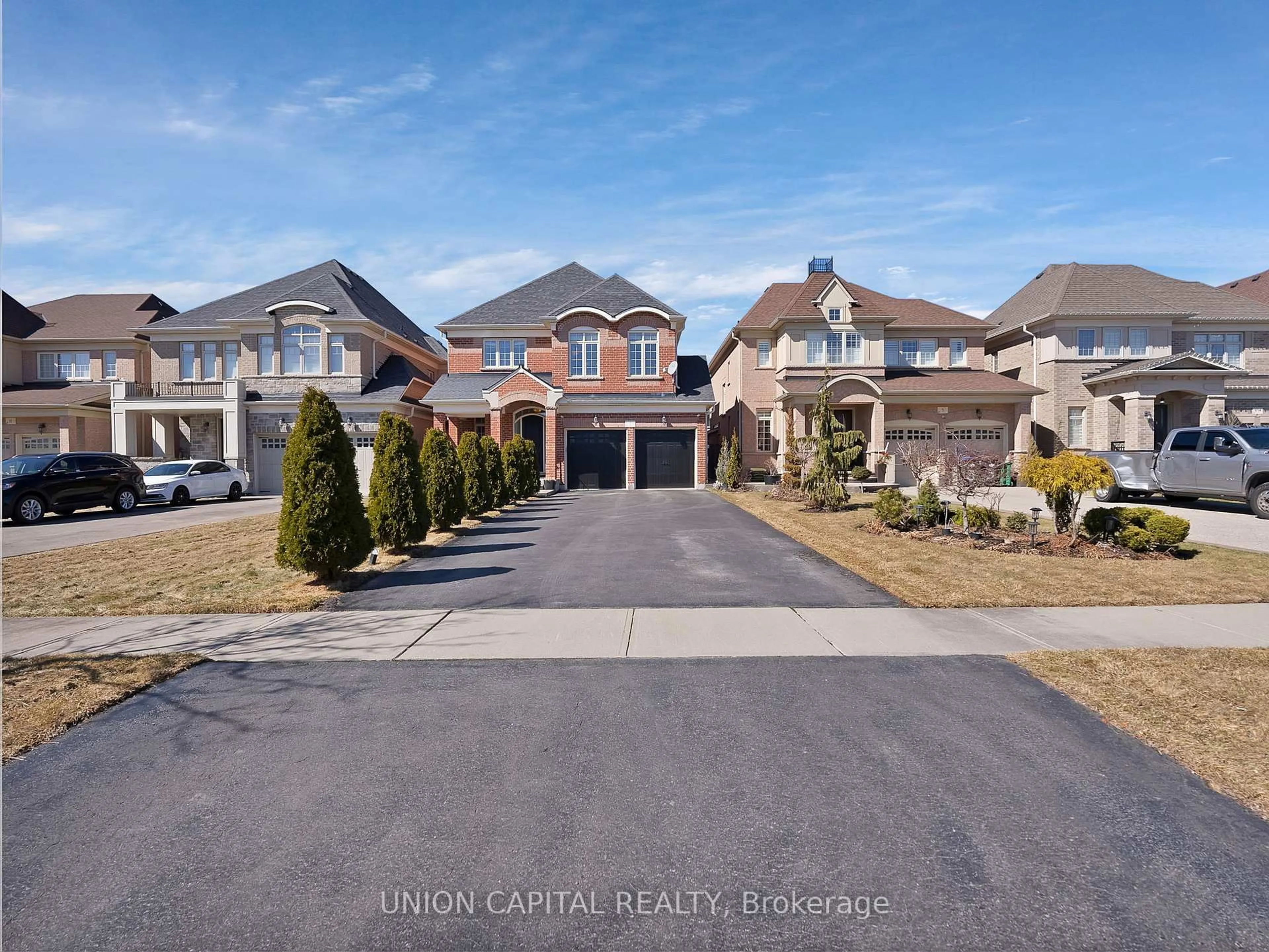 A pic from outside/outdoor area/front of a property/back of a property/a pic from drone, street for 7 Legendary Circ, Brampton Ontario L6Y 0R9