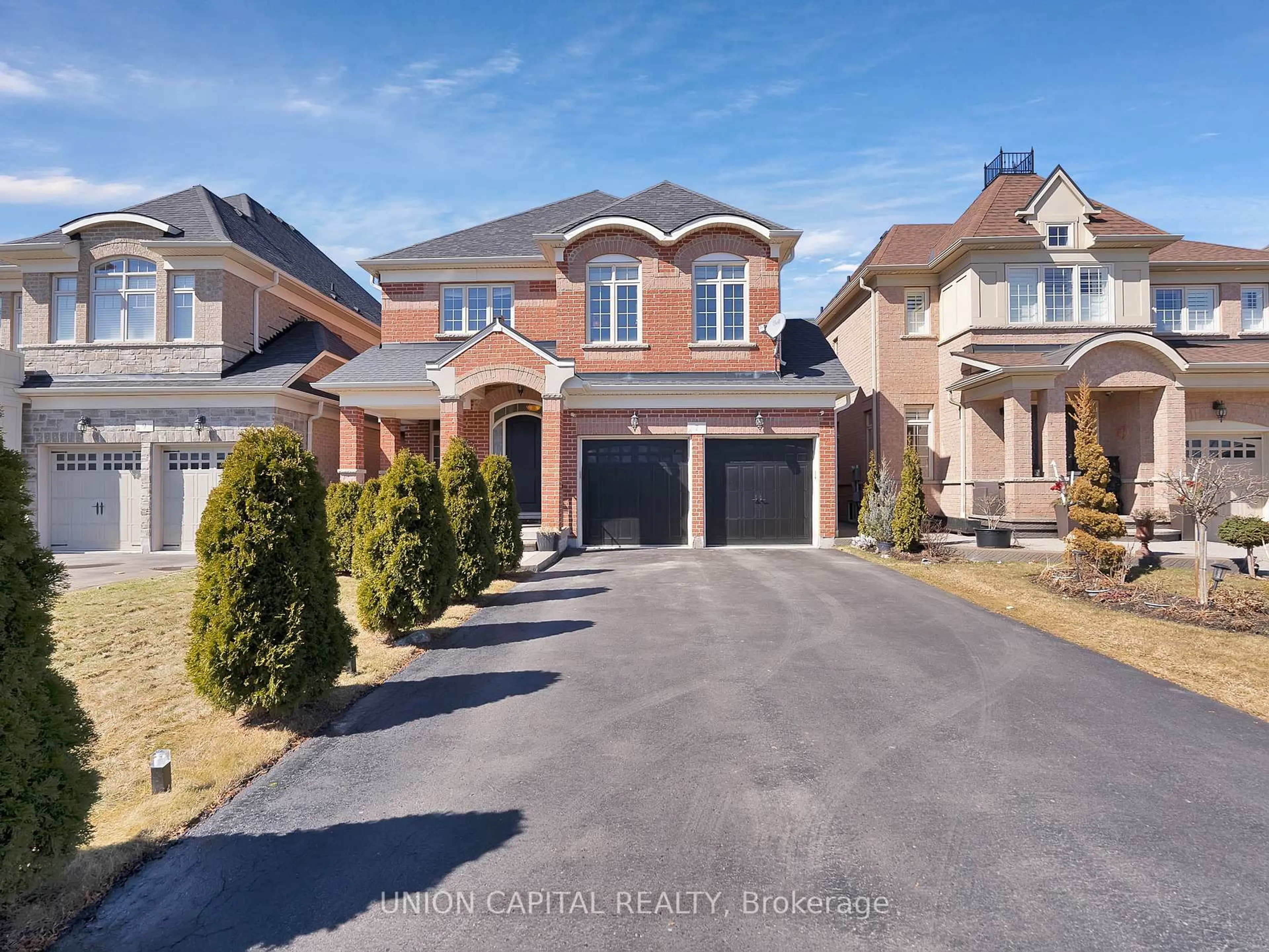 A pic from outside/outdoor area/front of a property/back of a property/a pic from drone, street for 7 Legendary Circ, Brampton Ontario L6Y 0R9