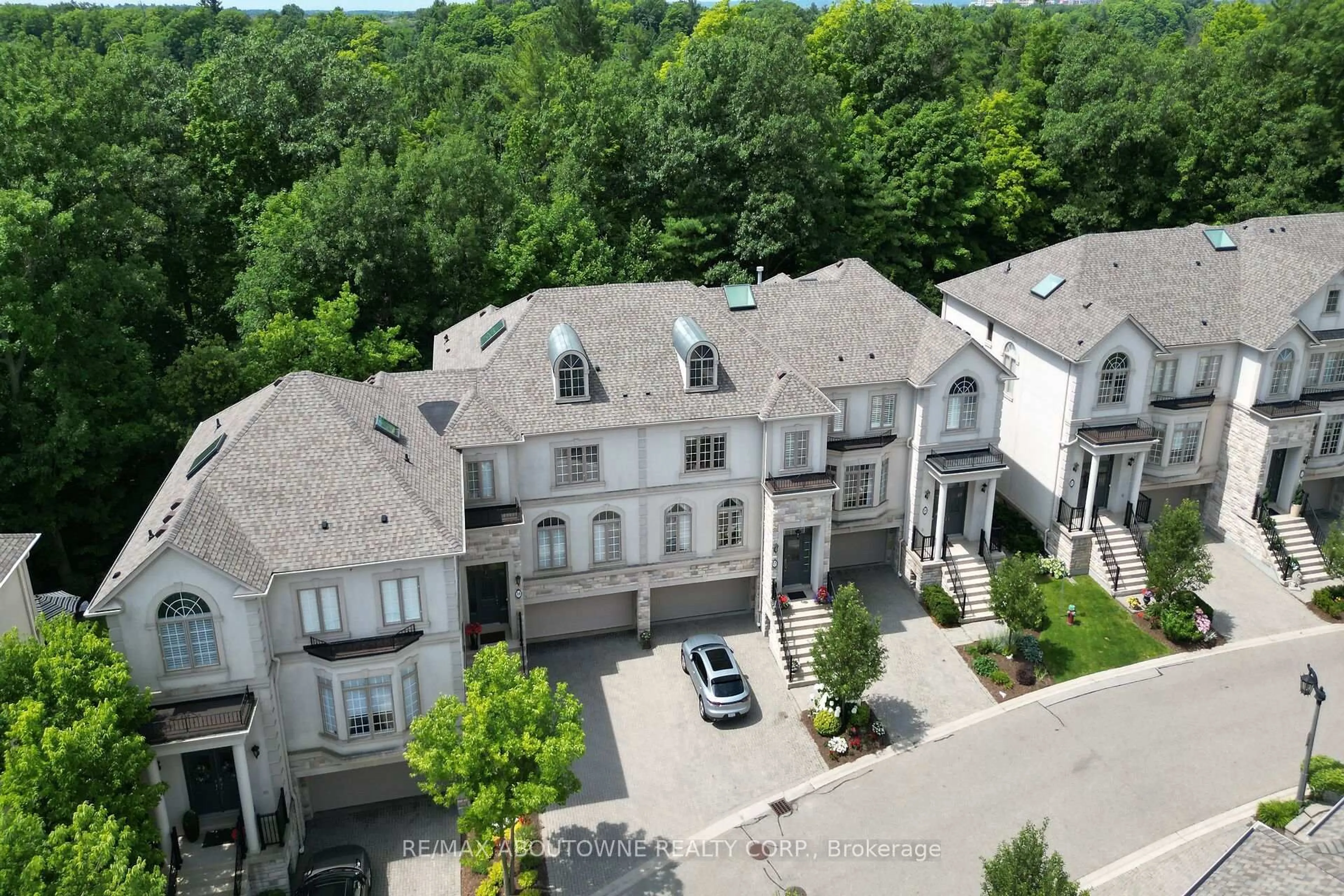 A pic from outside/outdoor area/front of a property/back of a property/a pic from drone, unknown for 2400 Neyagawa Blvd #15, Oakville Ontario L6H 7P5