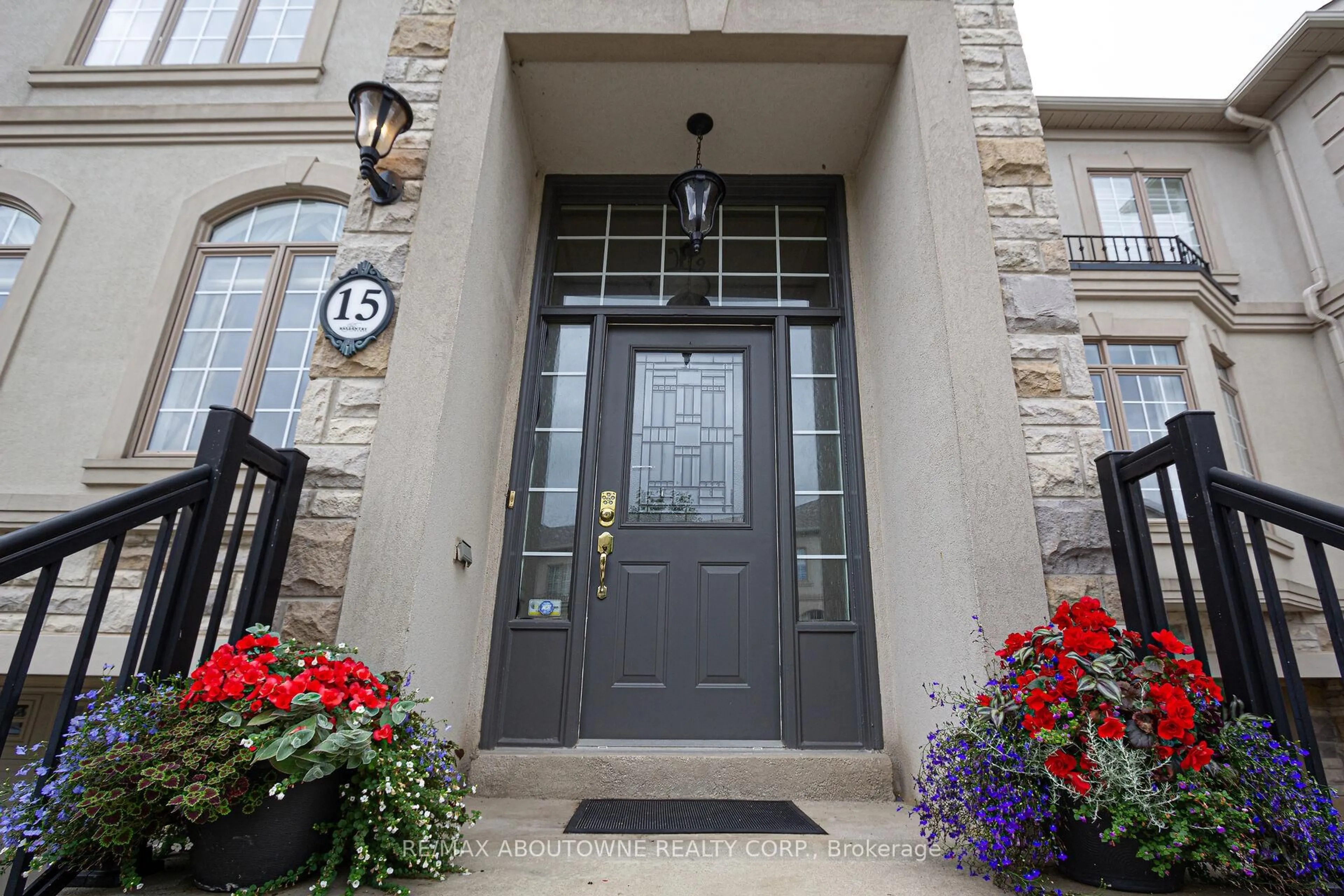 Indoor entryway for 2400 Neyagawa Blvd #15, Oakville Ontario L6H 7P5