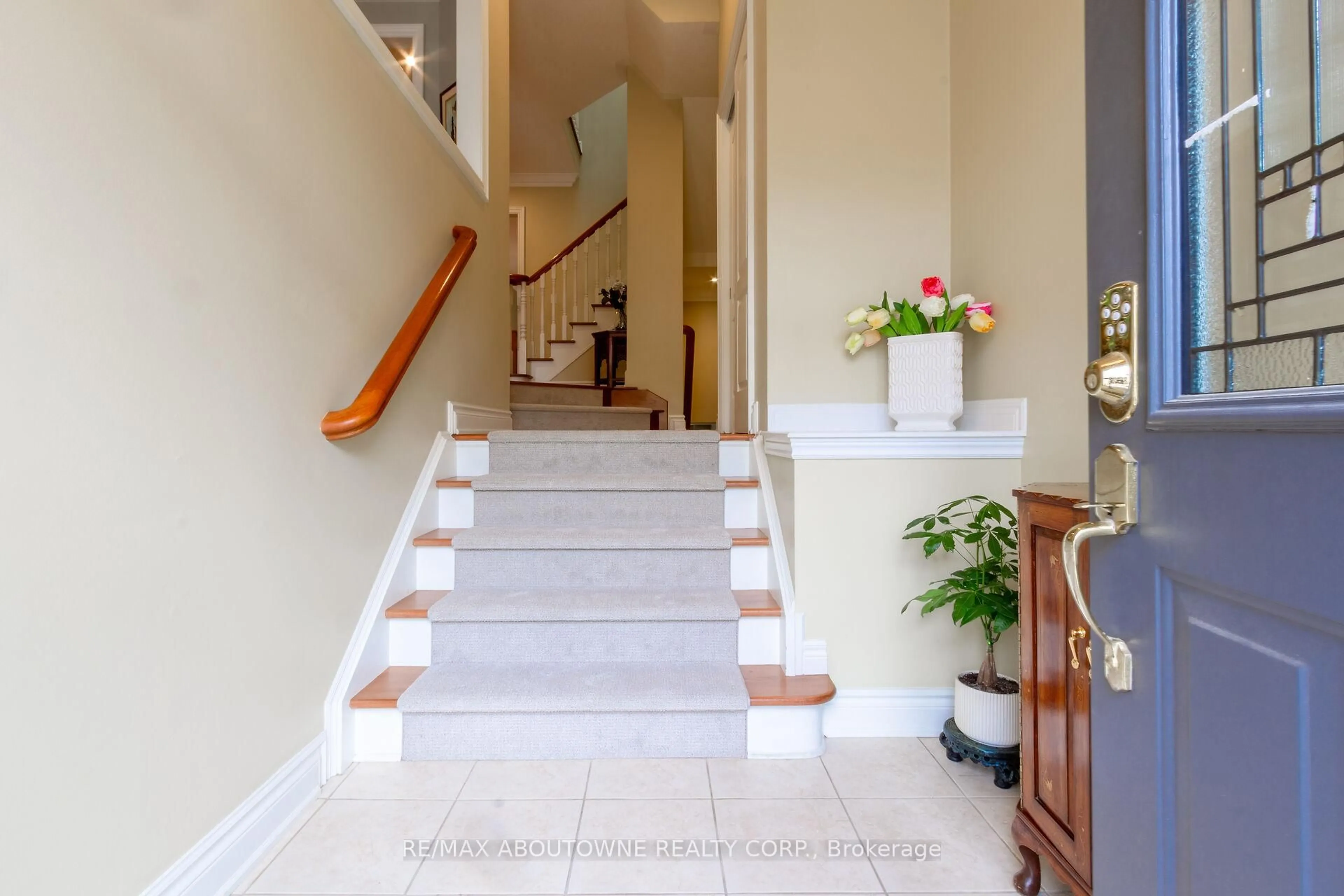 Indoor foyer for 2400 Neyagawa Blvd #15, Oakville Ontario L6H 7P5