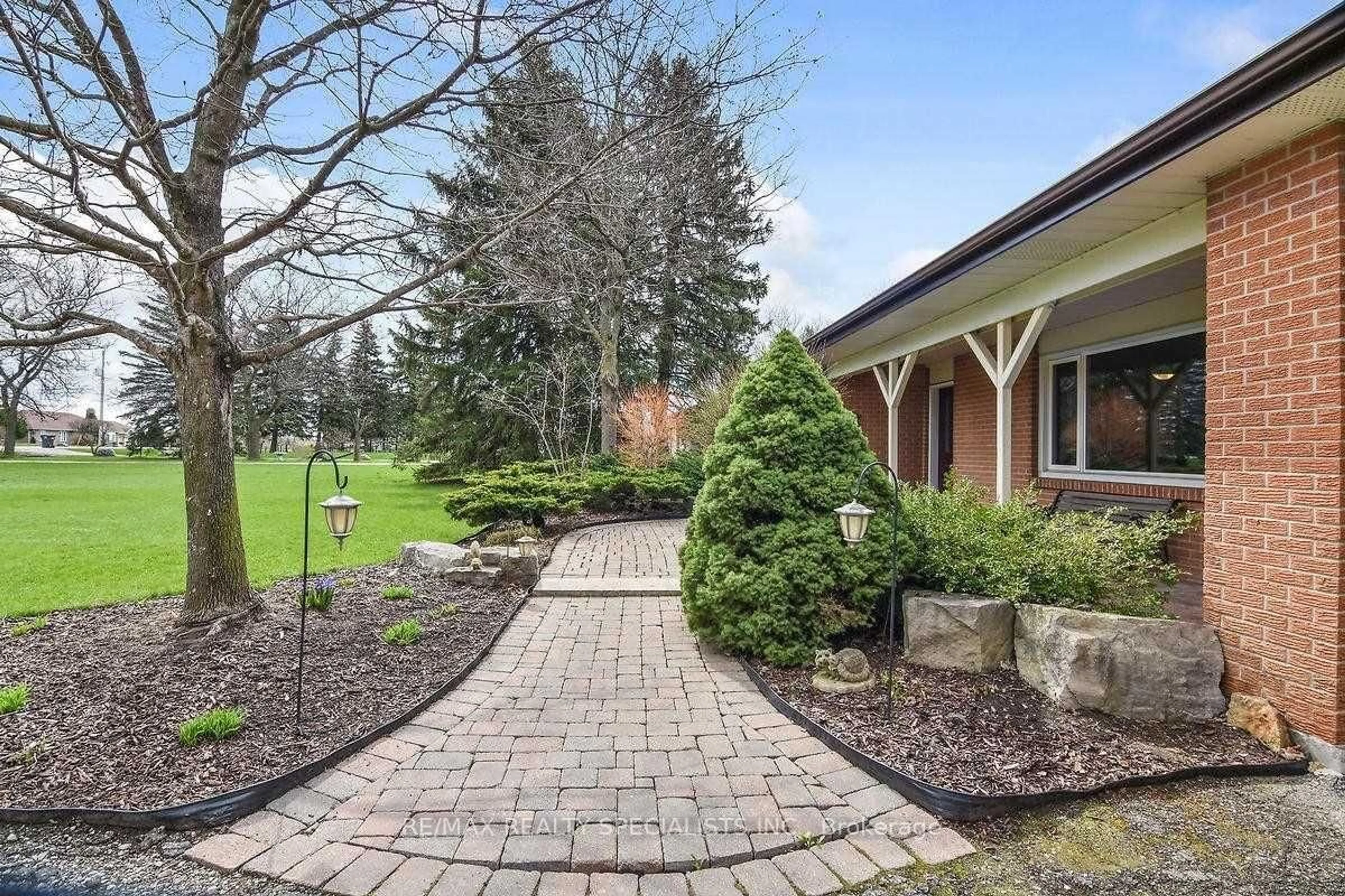 Patio, street for 12410 Kennedy Rd, Caledon Ontario L7C 2E8