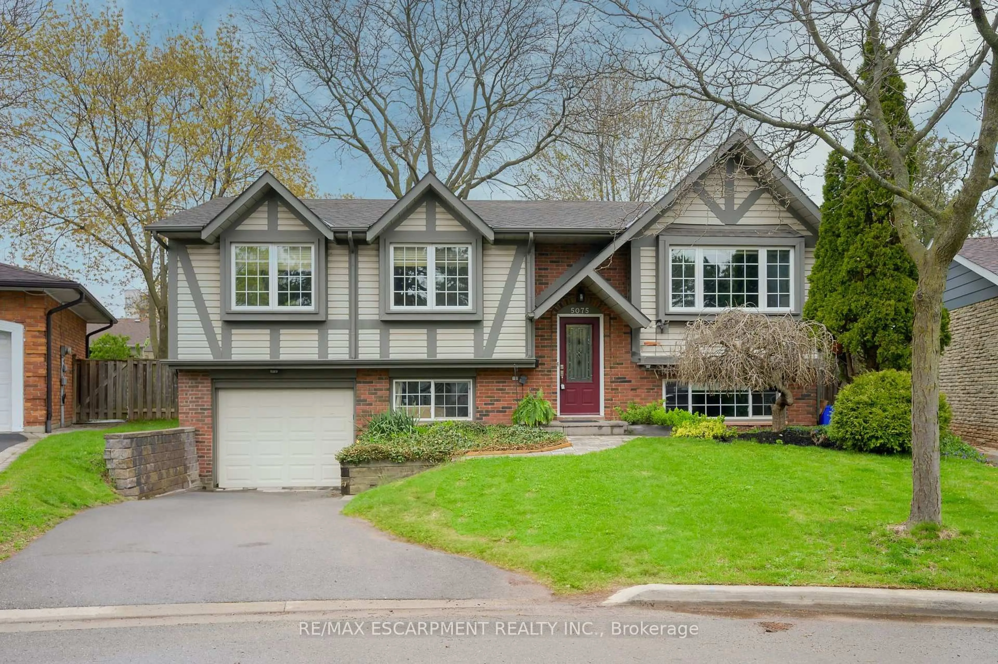 Home with brick exterior material, street for 5075 QUEENS Crt, Burlington Ontario L7L 3Z1
