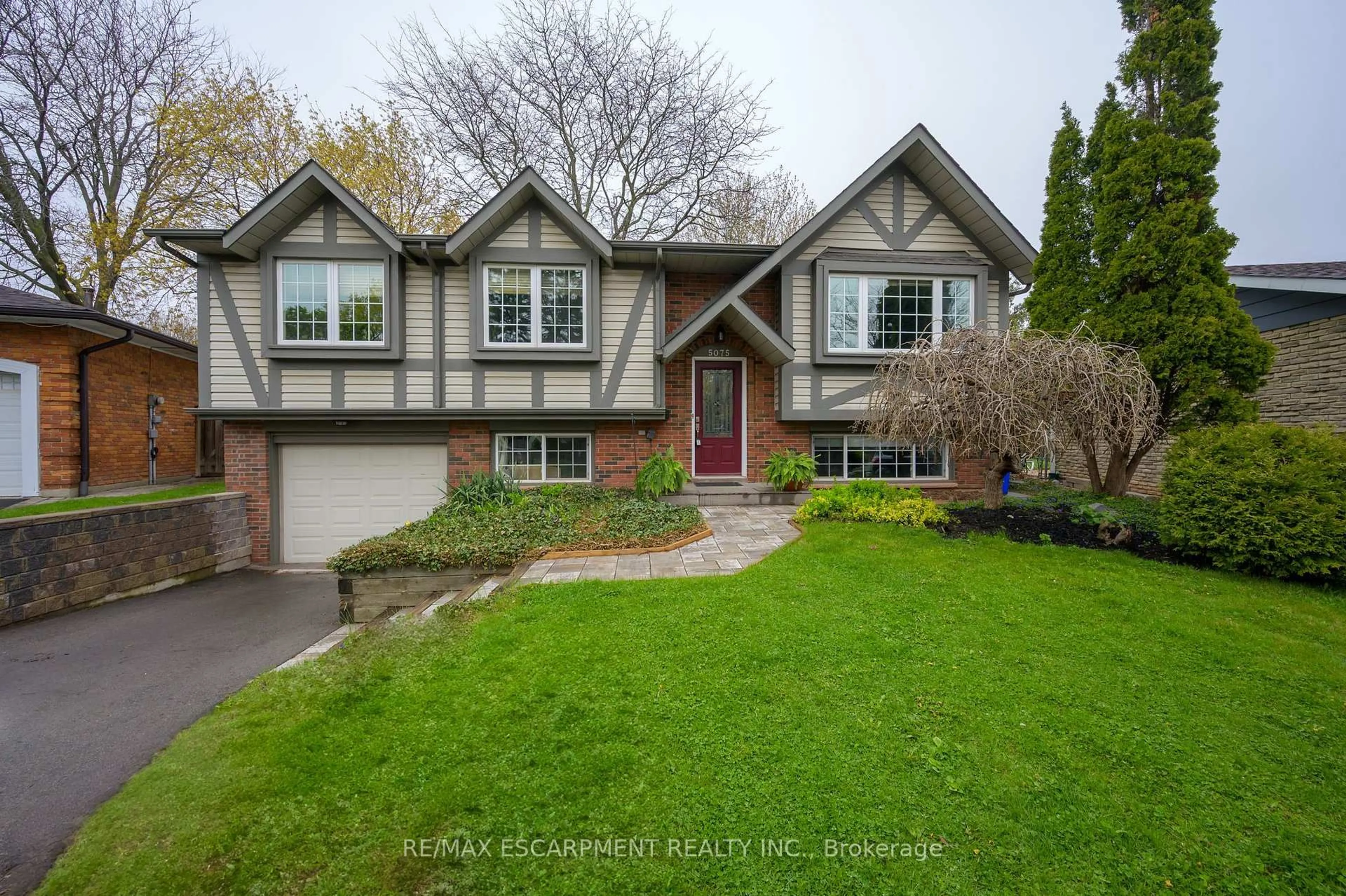 Home with brick exterior material, street for 5075 QUEENS Crt, Burlington Ontario L7L 3Z1
