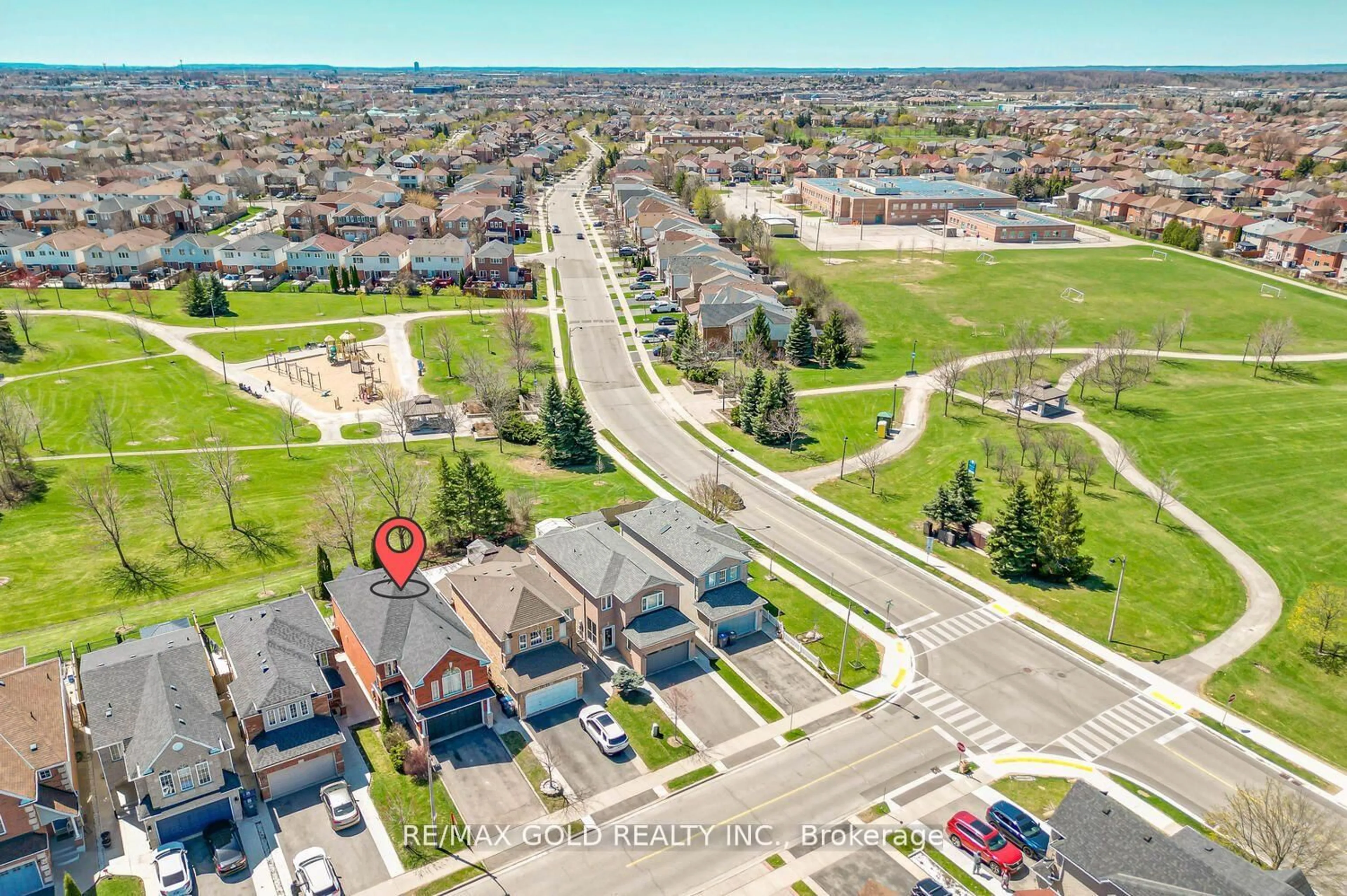 A pic from outside/outdoor area/front of a property/back of a property/a pic from drone, street for 8 Willow Park Dr, Brampton Ontario L6R 2M9