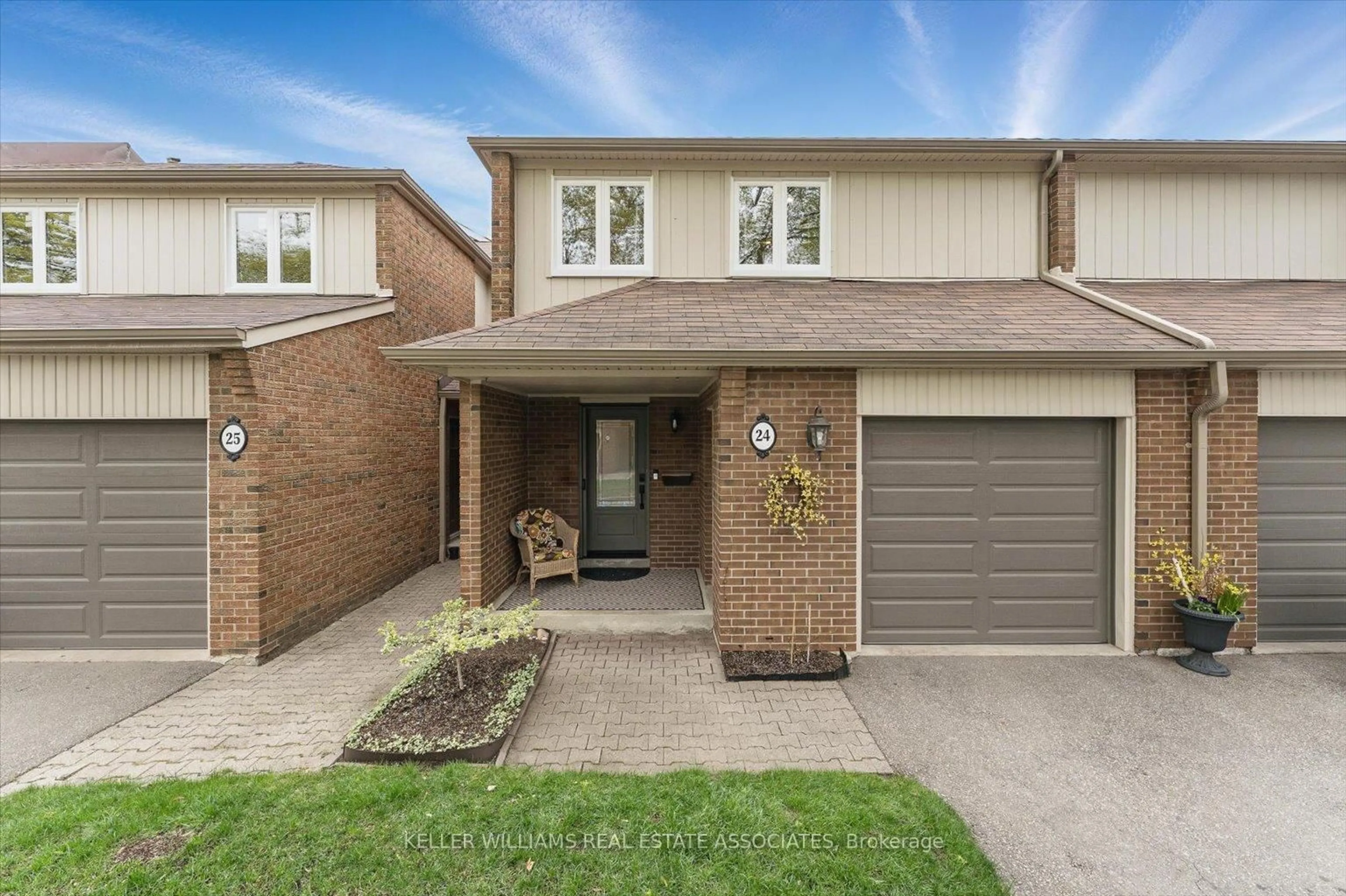 Home with brick exterior material, street for 150 South Service Rd #24, Mississauga Ontario L5G 2R9