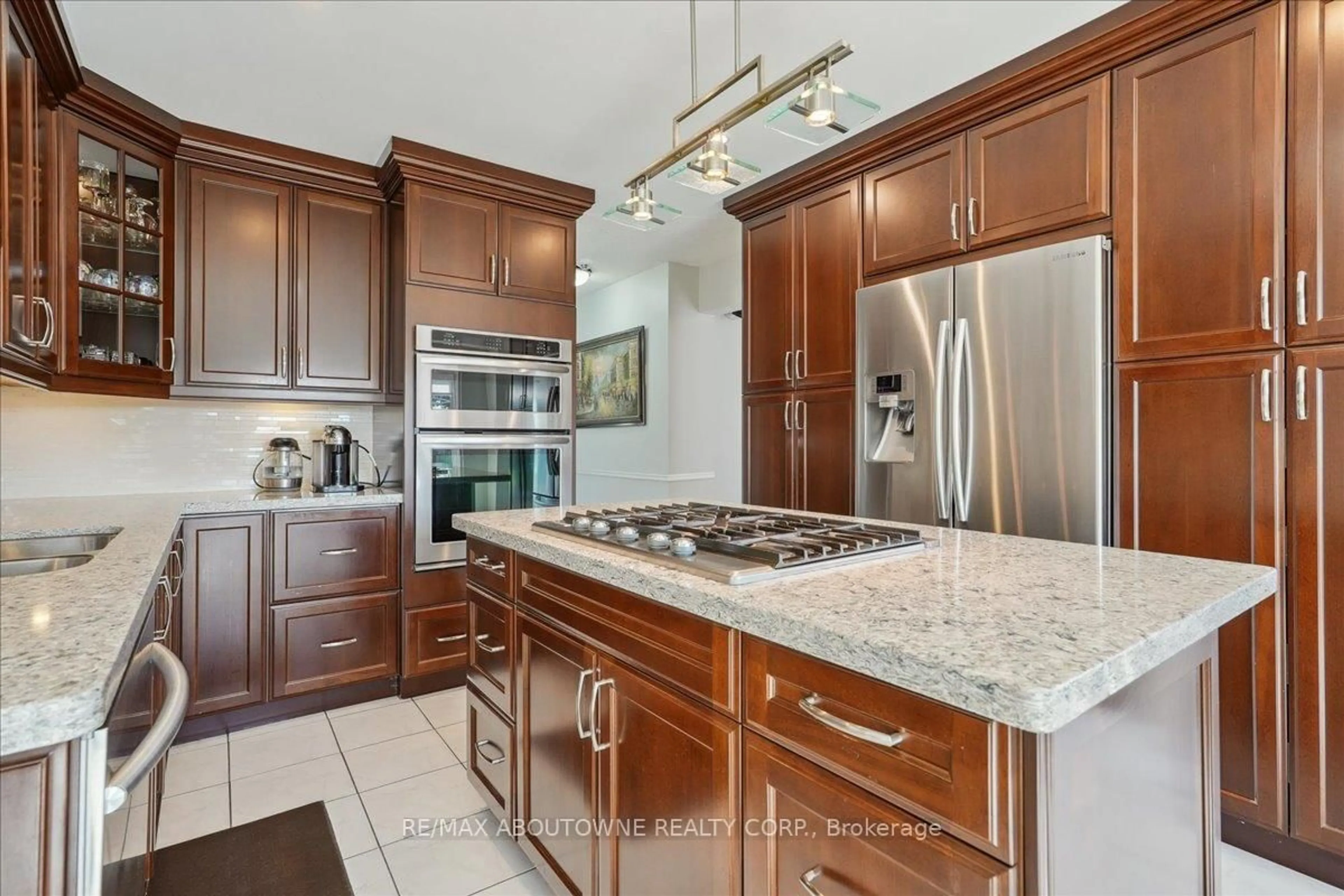 Open concept kitchen, ceramic/tile floor for 1008 Glenbrook Ave, Oakville Ontario L6H 3Z8