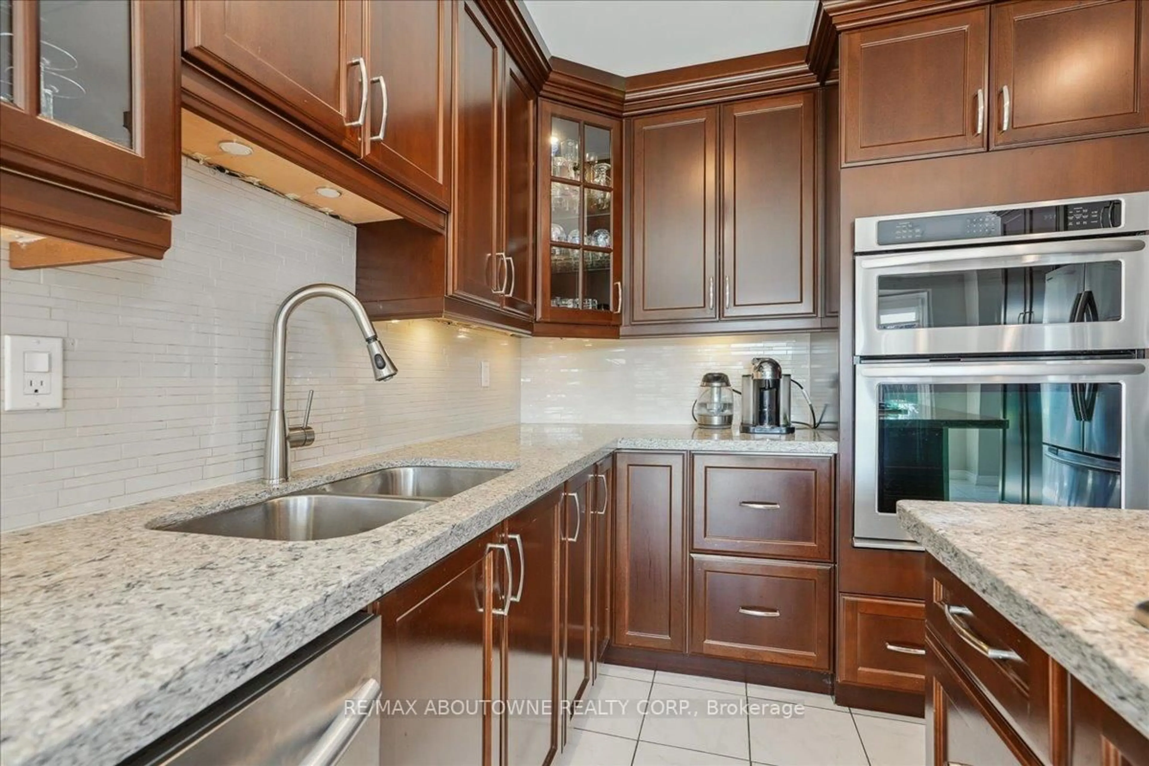 Standard kitchen, ceramic/tile floor for 1008 Glenbrook Ave, Oakville Ontario L6H 3Z8