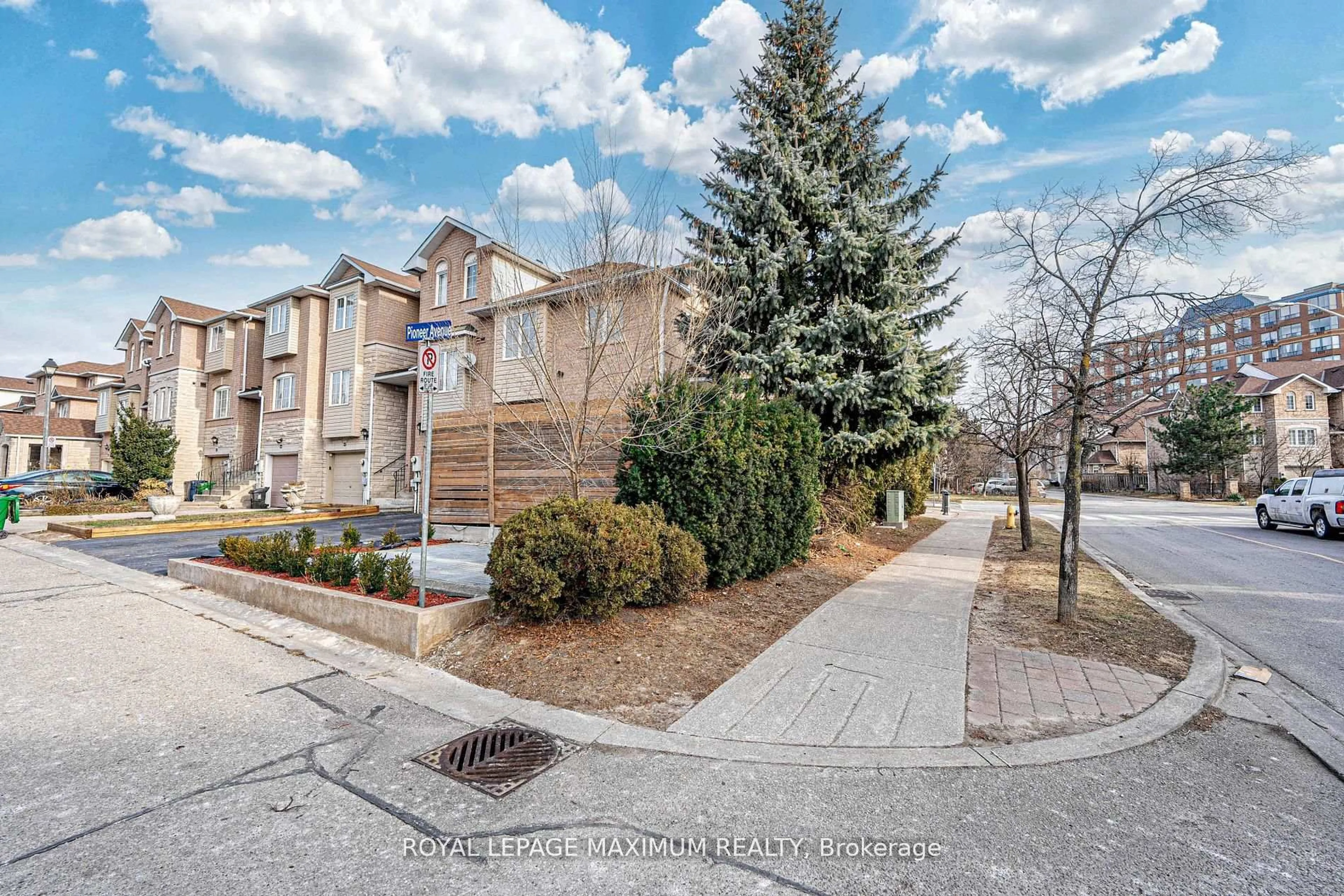 A pic from outside/outdoor area/front of a property/back of a property/a pic from drone, street for 21 Pioneer Ave, Toronto Ontario M6M 5H8
