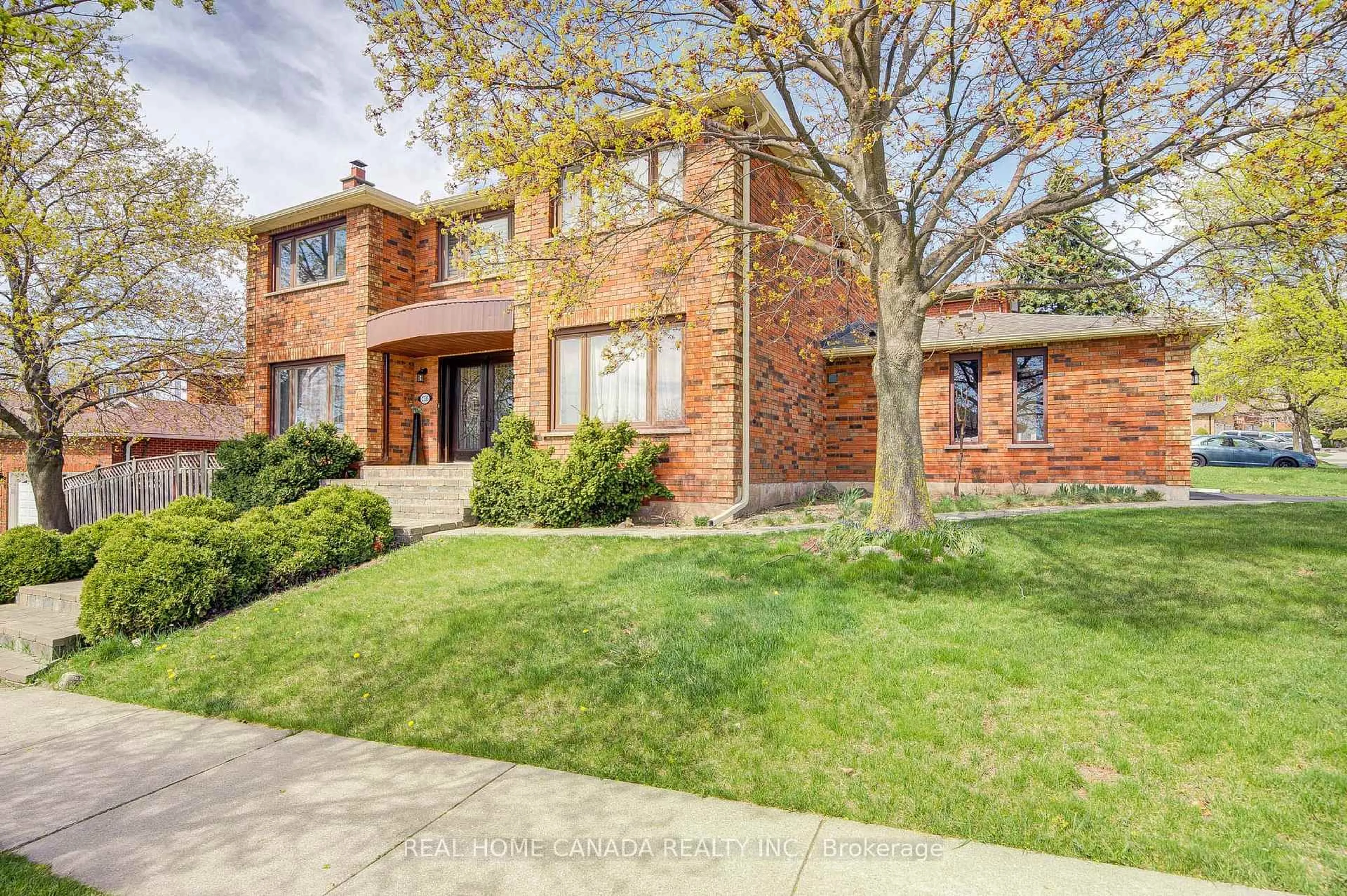 Home with brick exterior material, street for 2735 Kingsway Dr, Oakville Ontario L6J 6Z8