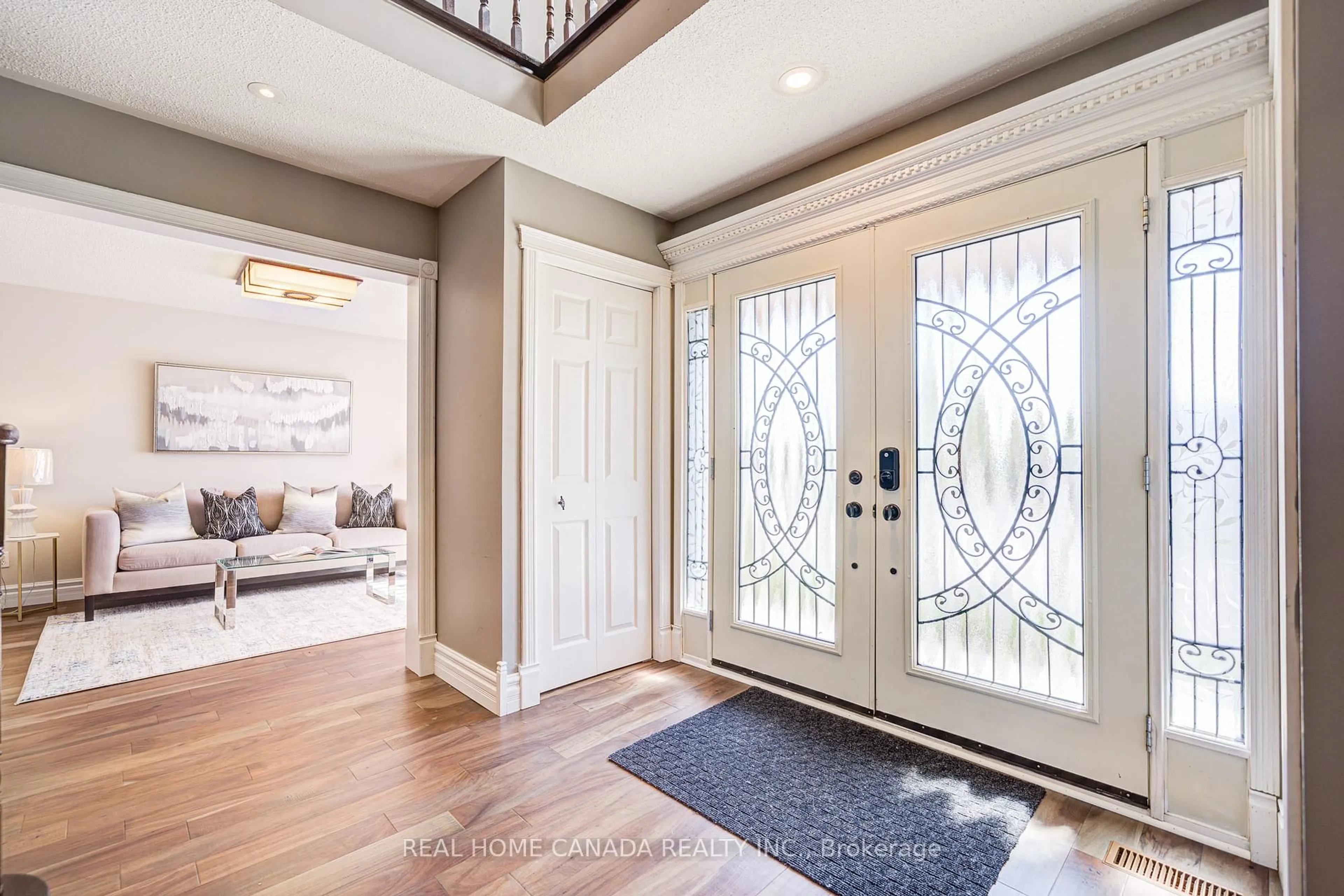 Indoor entryway for 2735 Kingsway Dr, Oakville Ontario L6J 6Z8