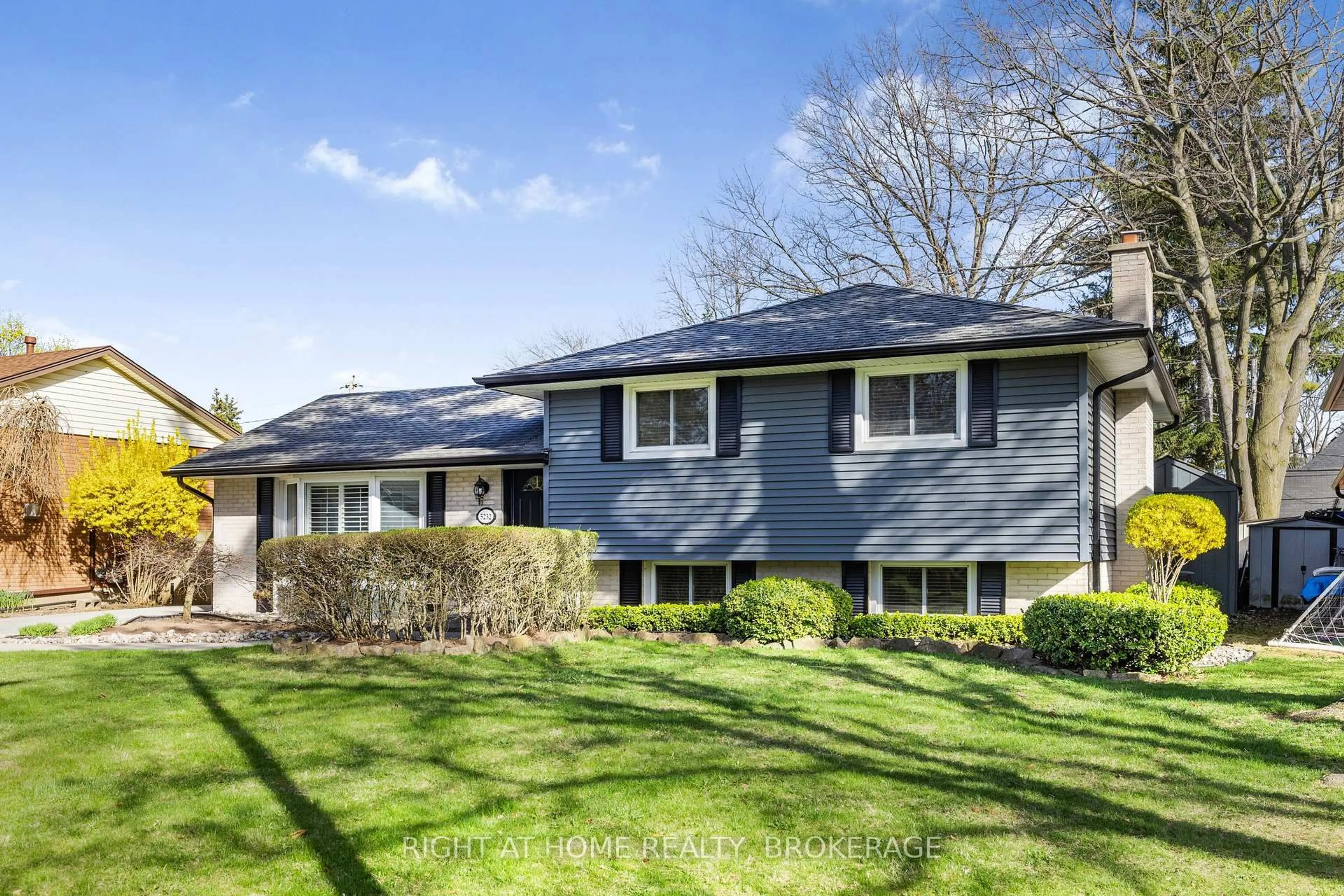 Home with vinyl exterior material, street for 5232 Mulberry Dr, Burlington Ontario L7L 3P4