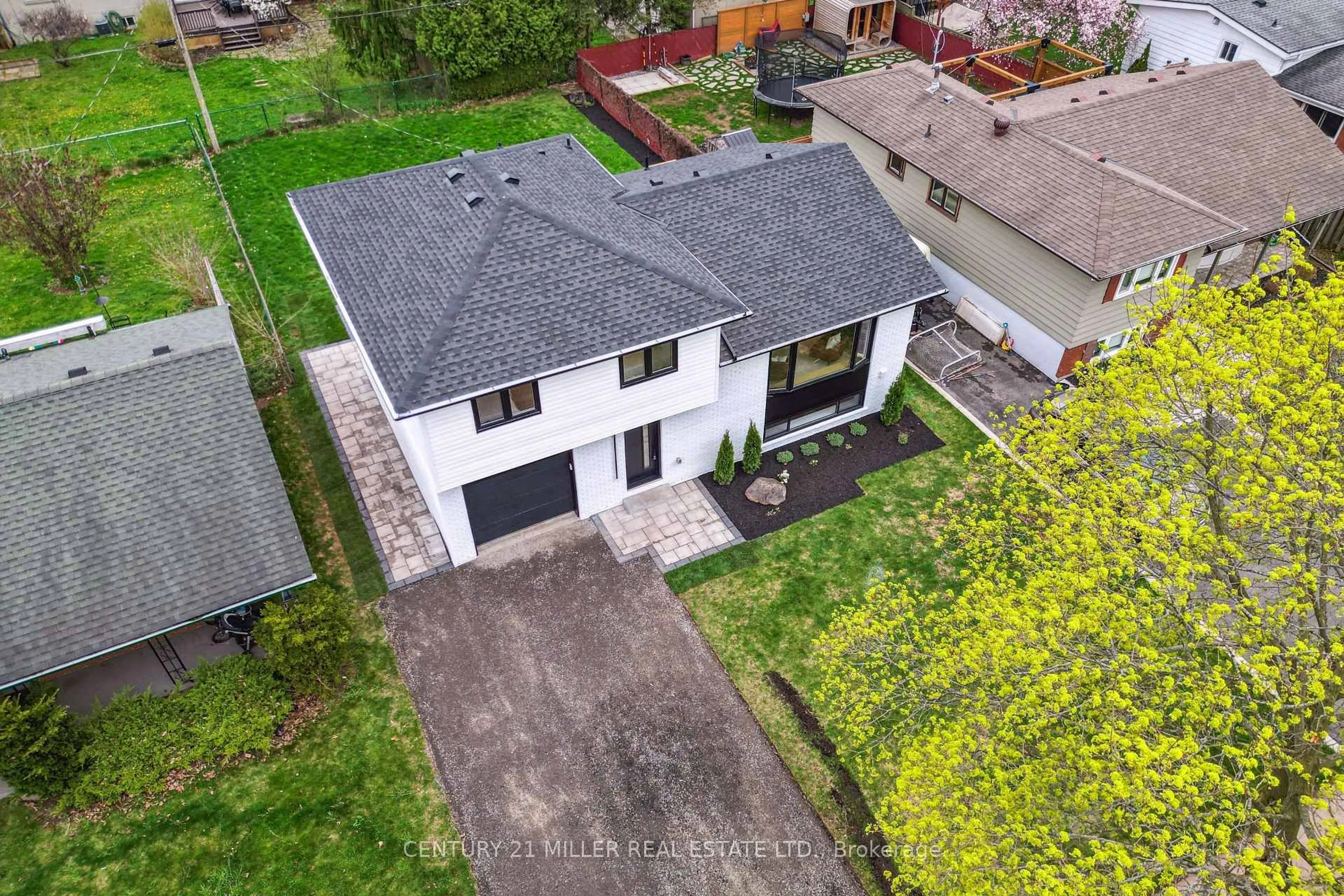 A pic from outside/outdoor area/front of a property/back of a property/a pic from drone, street for 5436 Windermere Dr, Burlington Ontario L7L 3M5