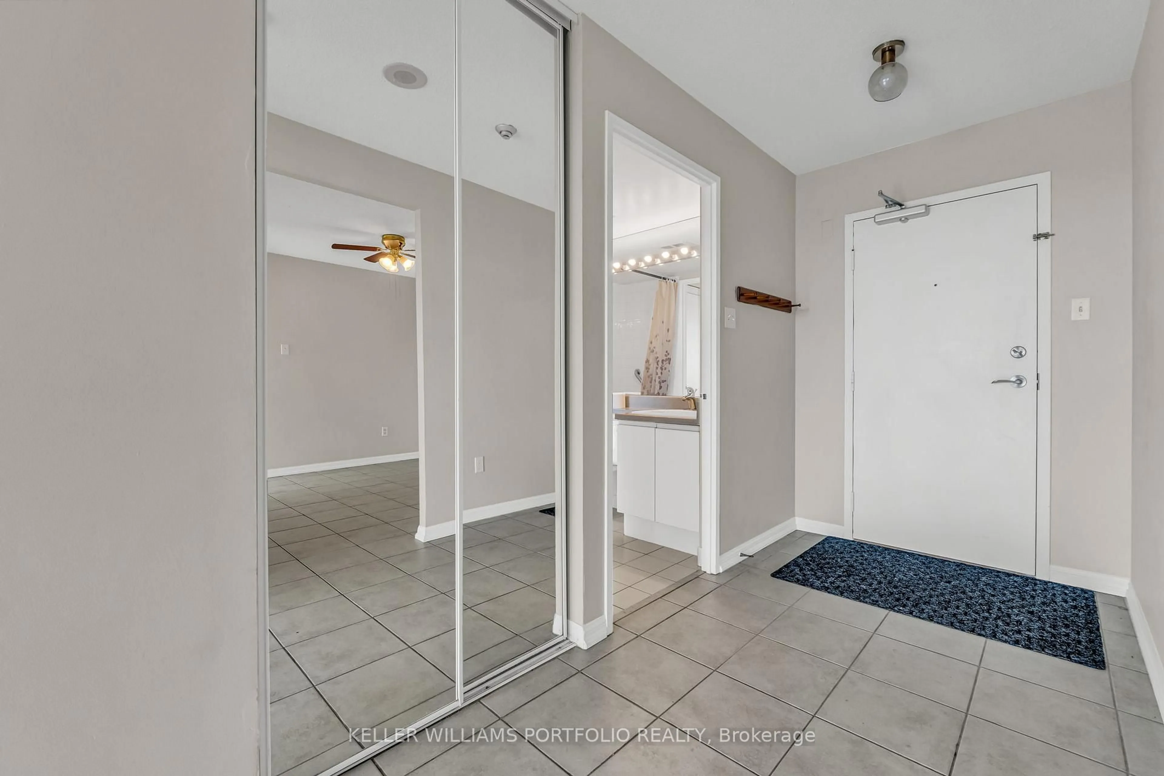 Indoor entryway for 10 Laurelcrest St #501, Brampton Ontario L6S 5Y3