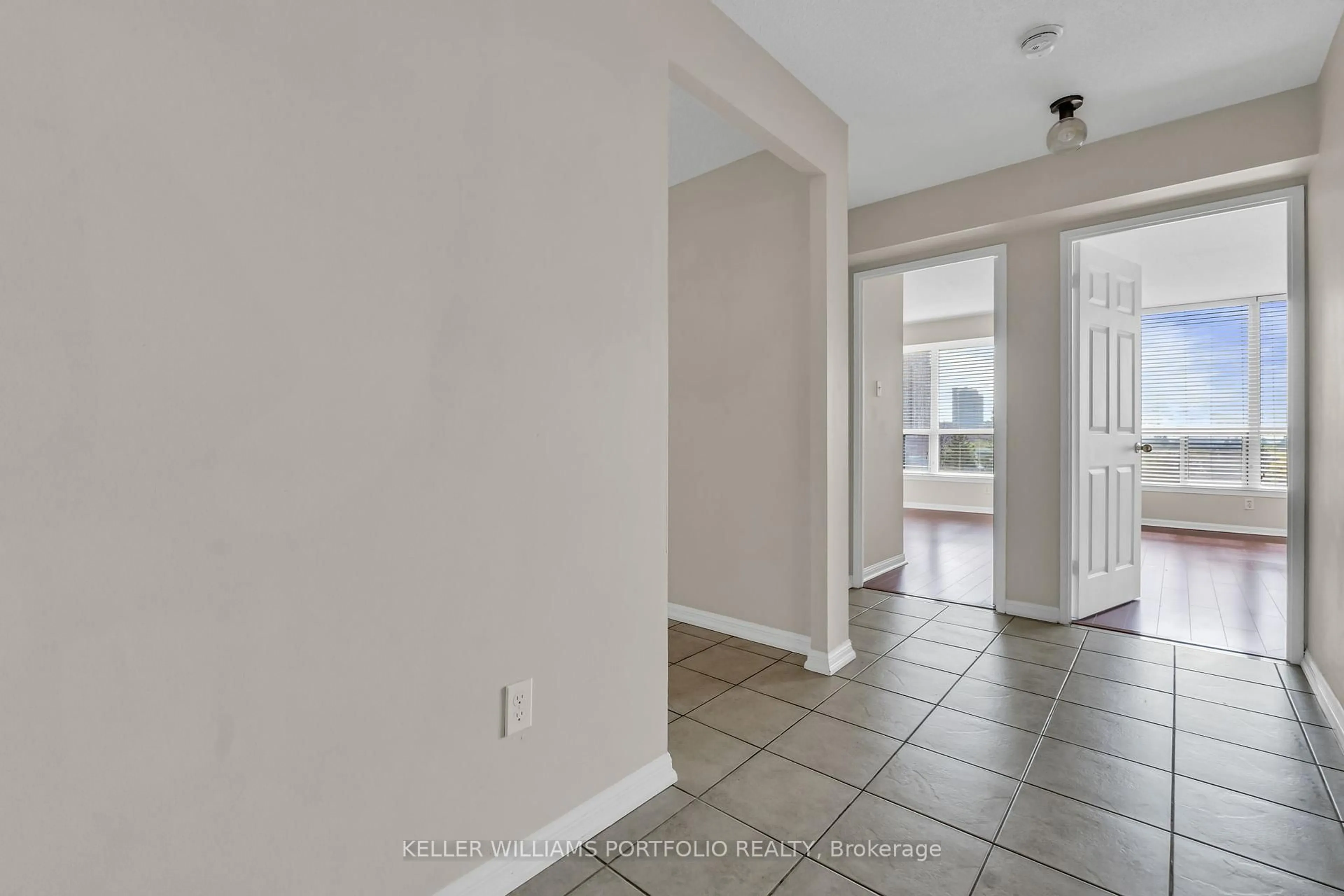 Indoor entryway for 10 Laurelcrest St #501, Brampton Ontario L6S 5Y3