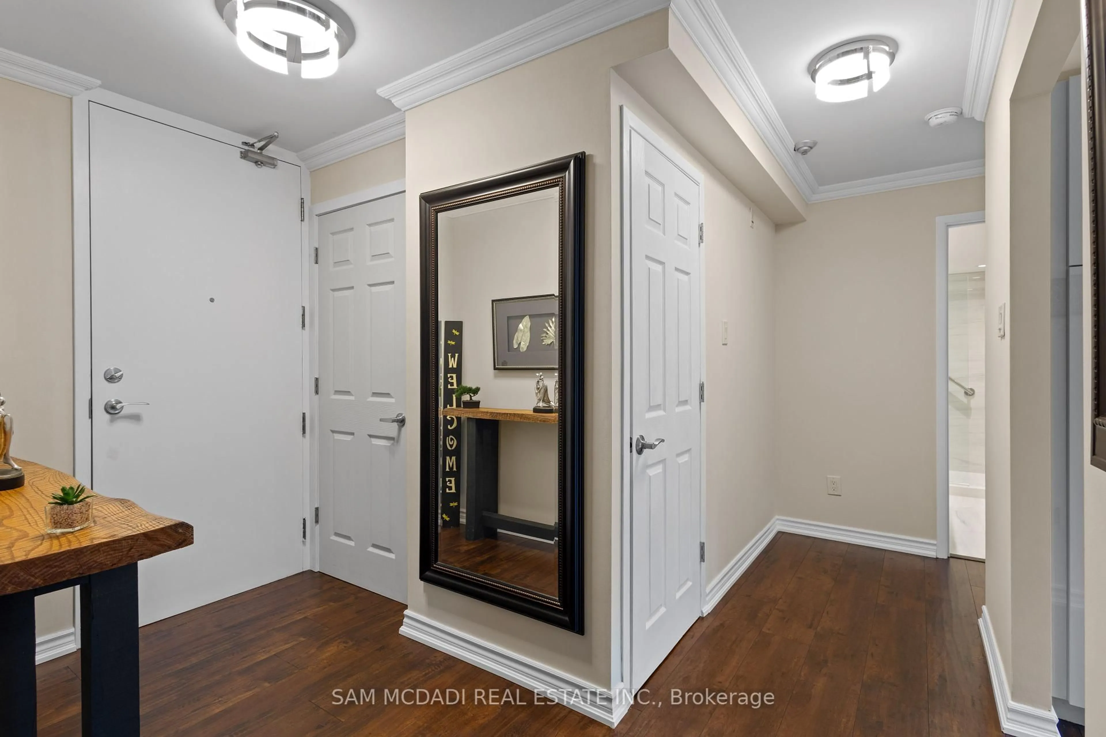 Indoor entryway for 2210 Lakeshore Rd #401, Burlington Ontario L7R 4J9