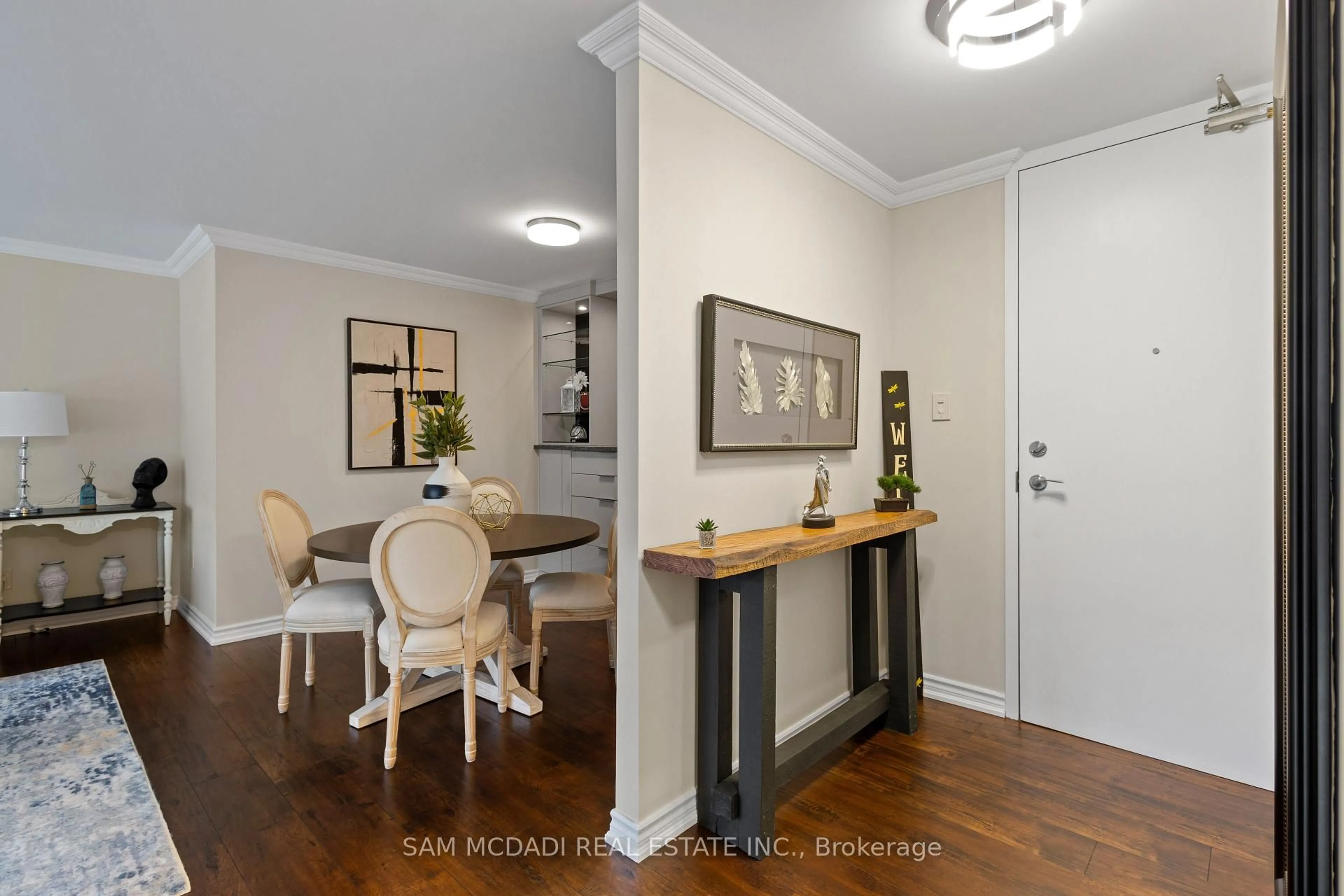 Indoor entryway for 2210 Lakeshore Rd #401, Burlington Ontario L7R 4J9