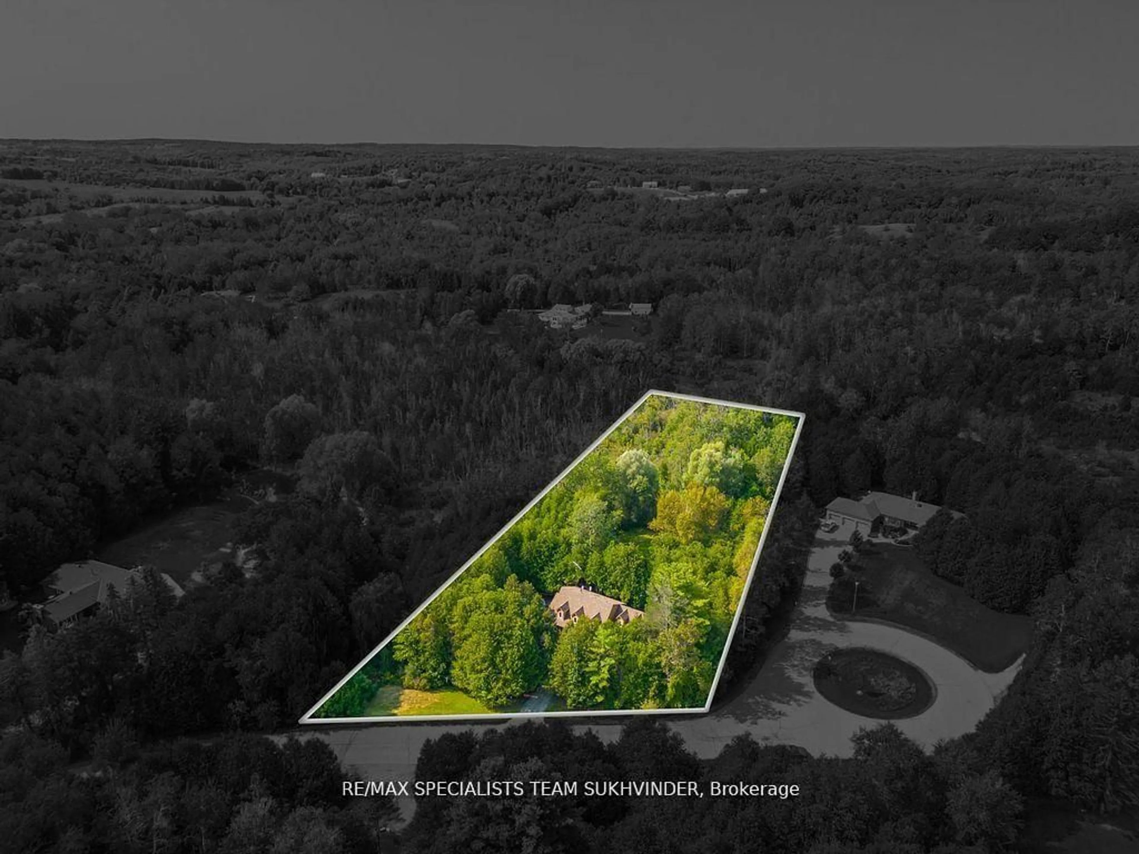 A pic from outside/outdoor area/front of a property/back of a property/a pic from drone, unknown for 4 Sunshine Mountain Dr, Caledon Ontario L7C 0A1