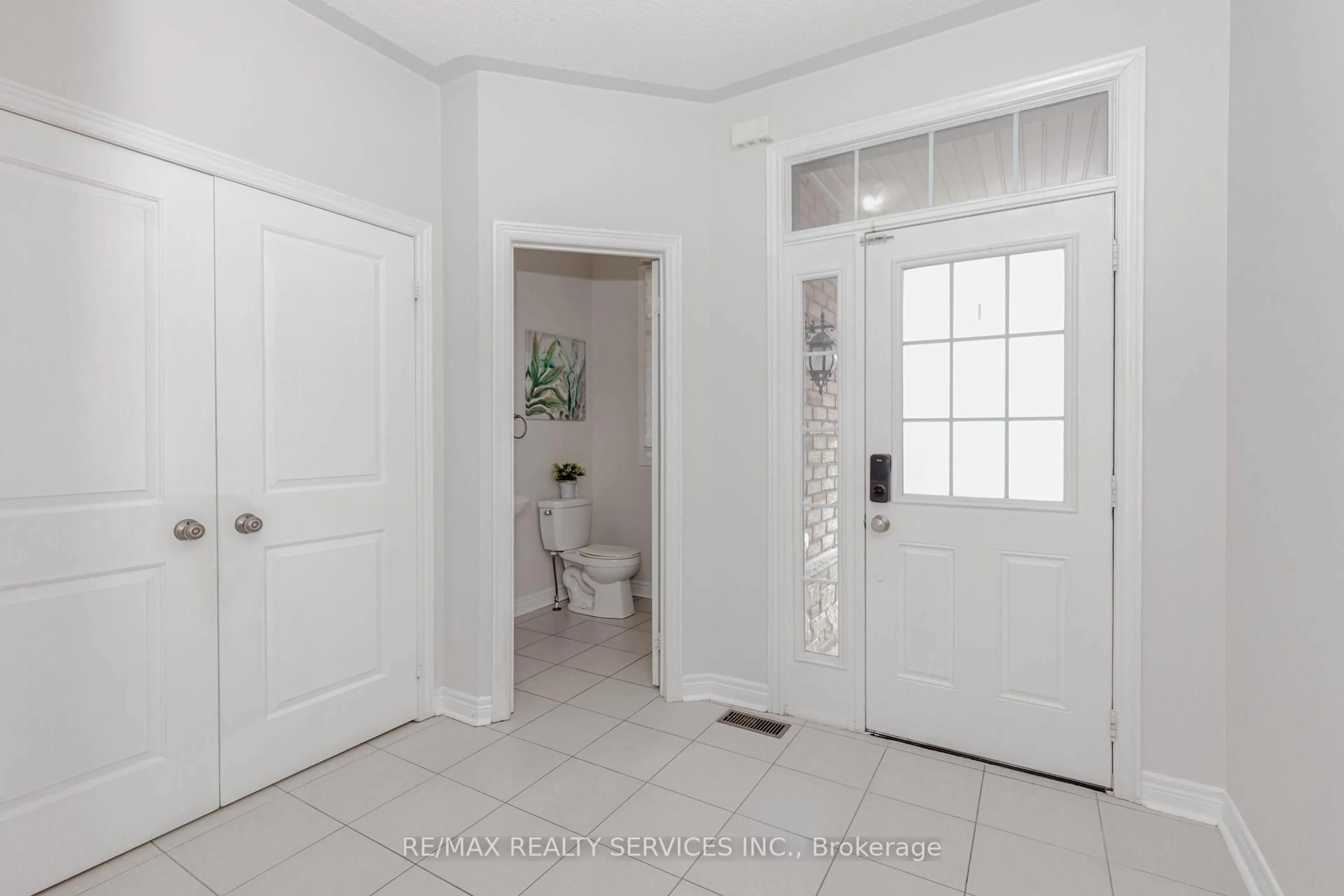 Indoor entryway for 31 Mccardy Crt, Caledon Ontario L7C 3W9