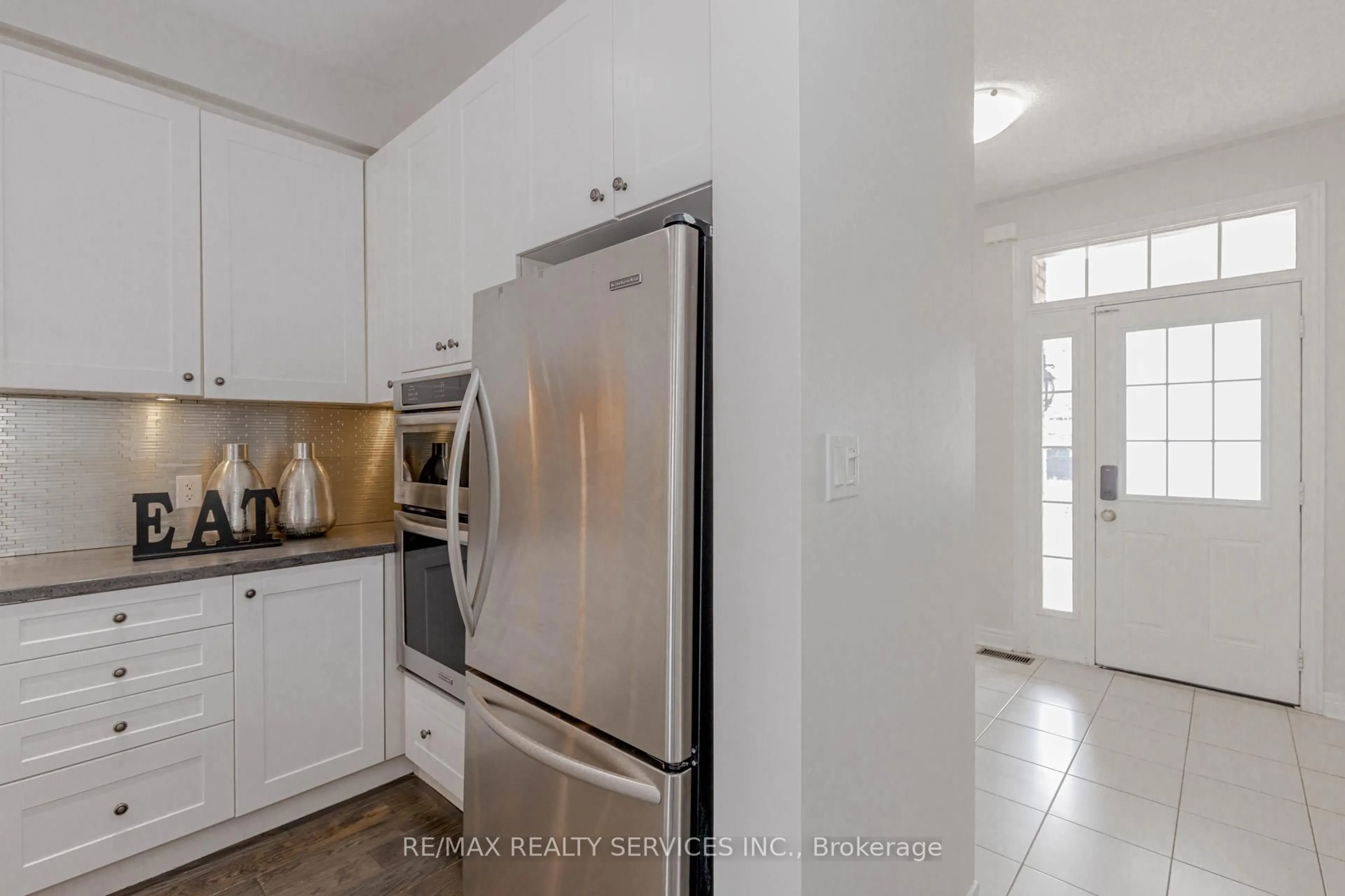 Standard kitchen, ceramic/tile floor for 31 Mccardy Crt, Caledon Ontario L7C 3W9