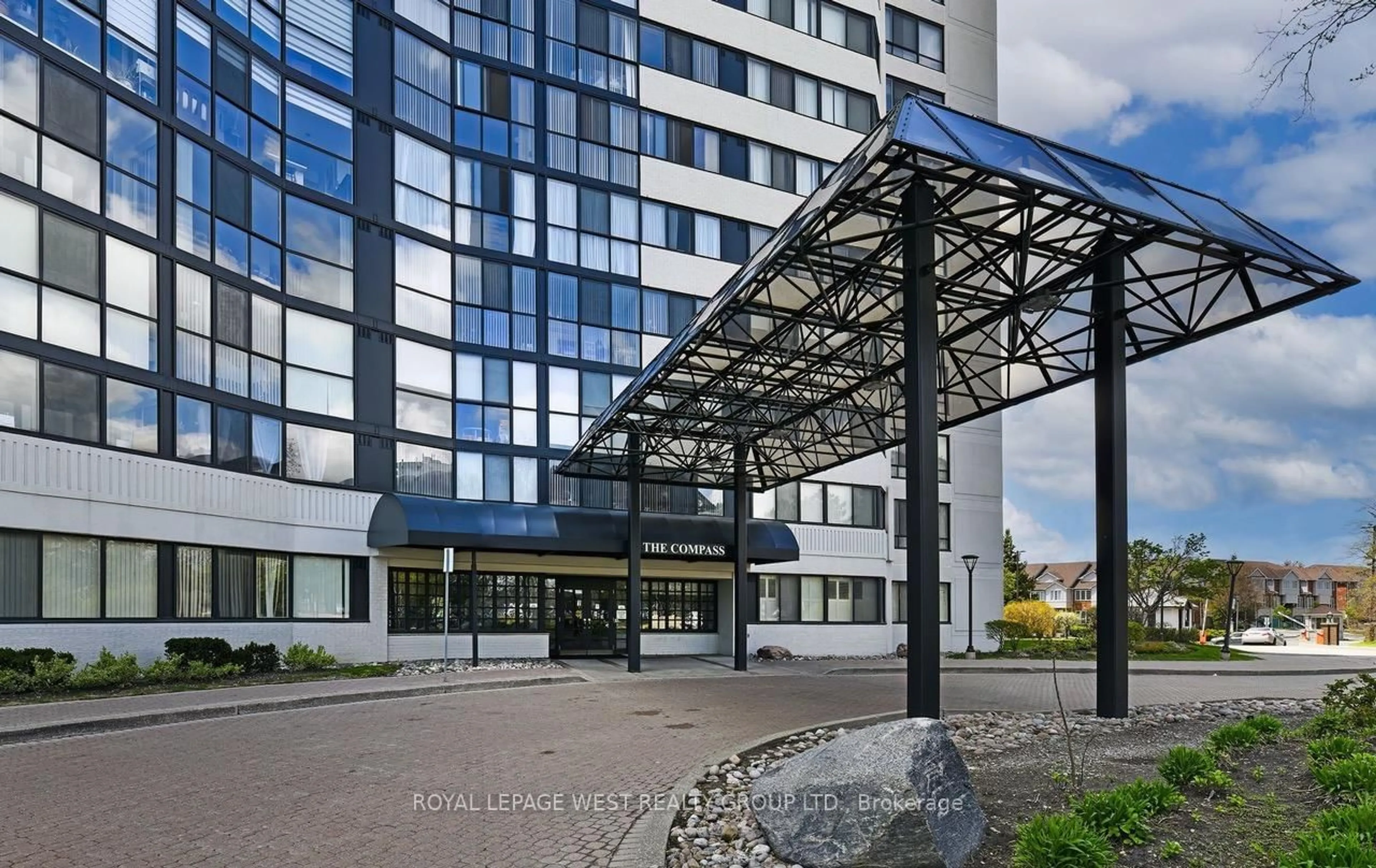 Indoor foyer for 1360 Rathburn Rd #Ph04, Mississauga Ontario L4W 4H4