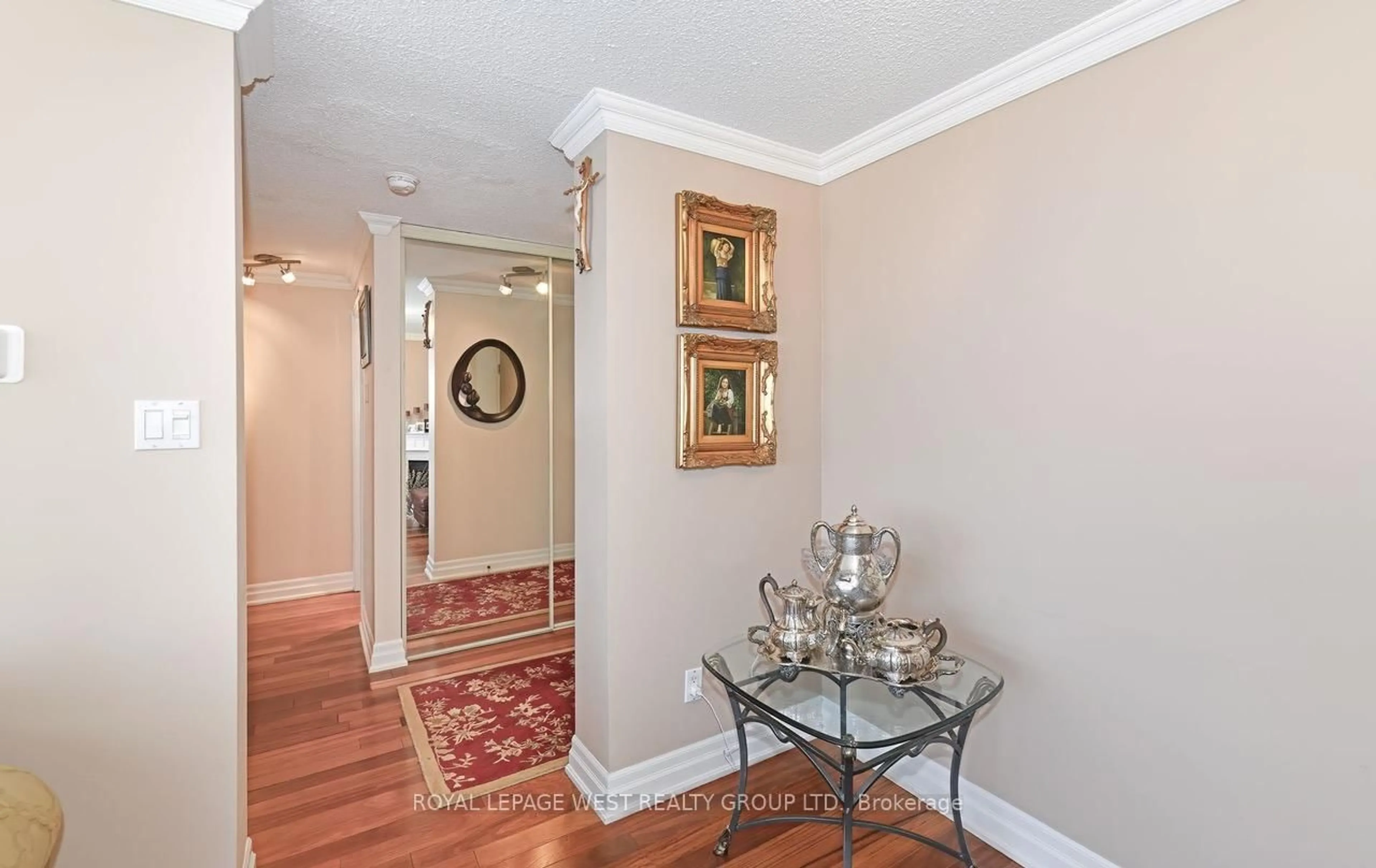Indoor entryway for 1360 Rathburn Rd #Ph04, Mississauga Ontario L4W 4H4