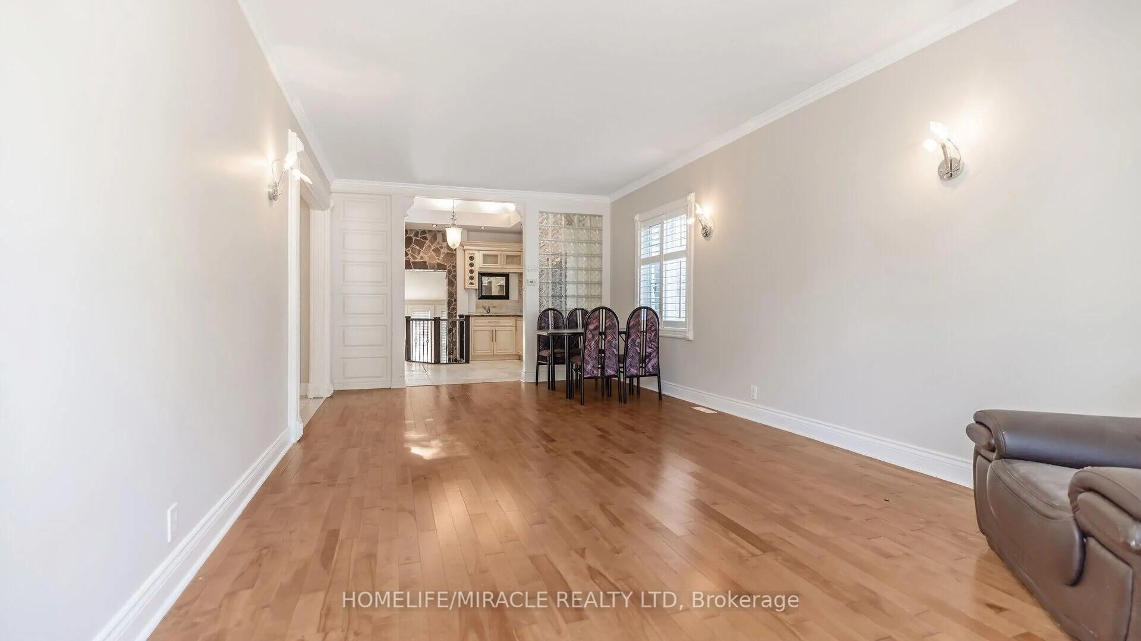 Unknown for 112 Troy St, Mississauga Ontario L5G 1S7
