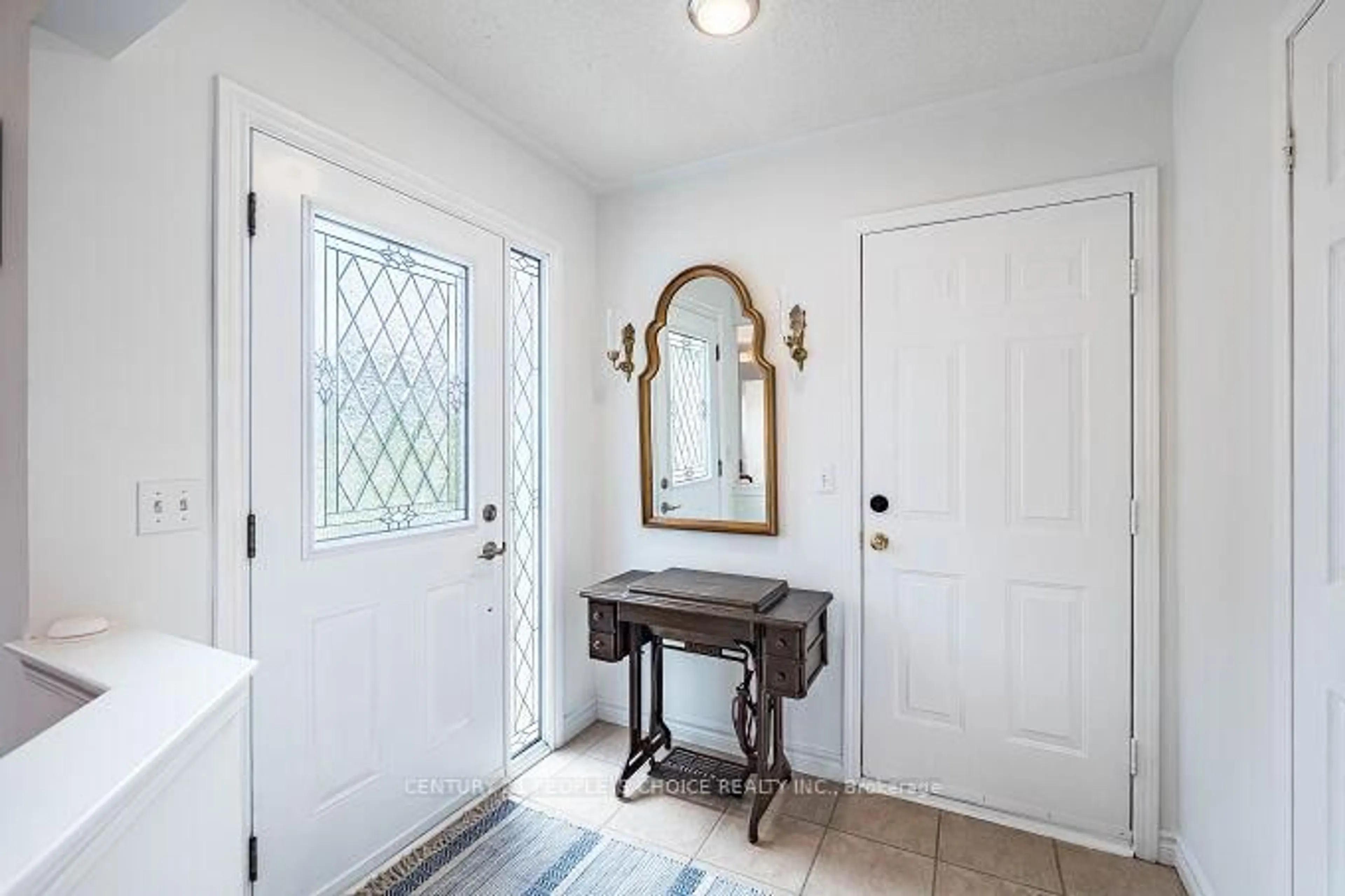 Indoor entryway for 3185 Pearwood Pl, Mississauga Ontario L5B 4H1