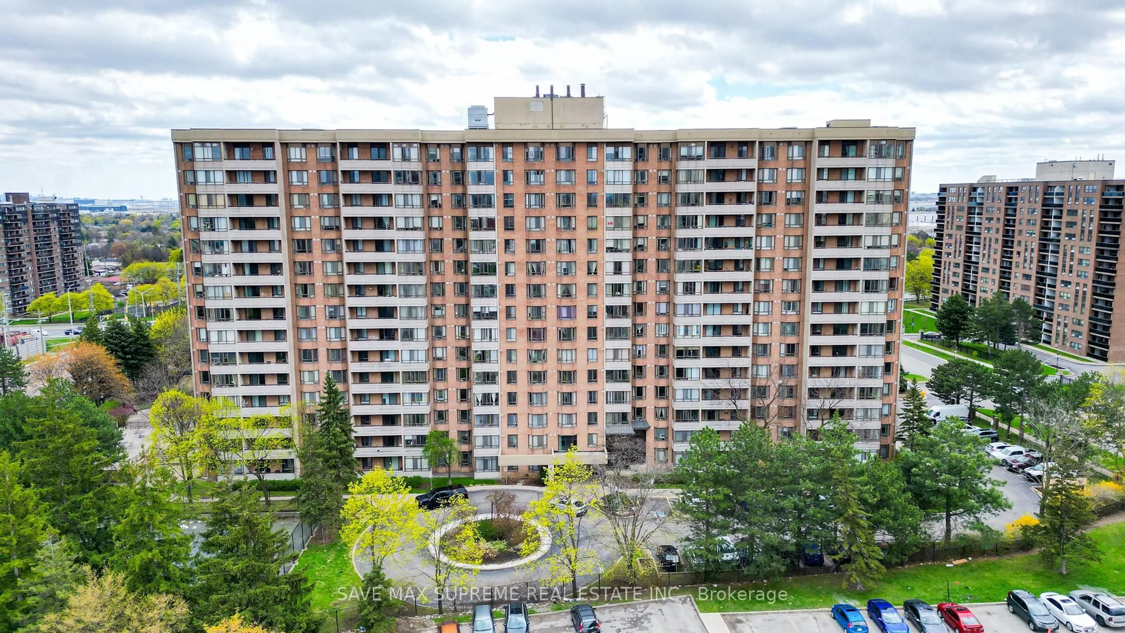 A pic from outside/outdoor area/front of a property/back of a property/a pic from drone, city buildings view from balcony for 5 Lisa St #1507, Brampton Ontario L6T 4T4