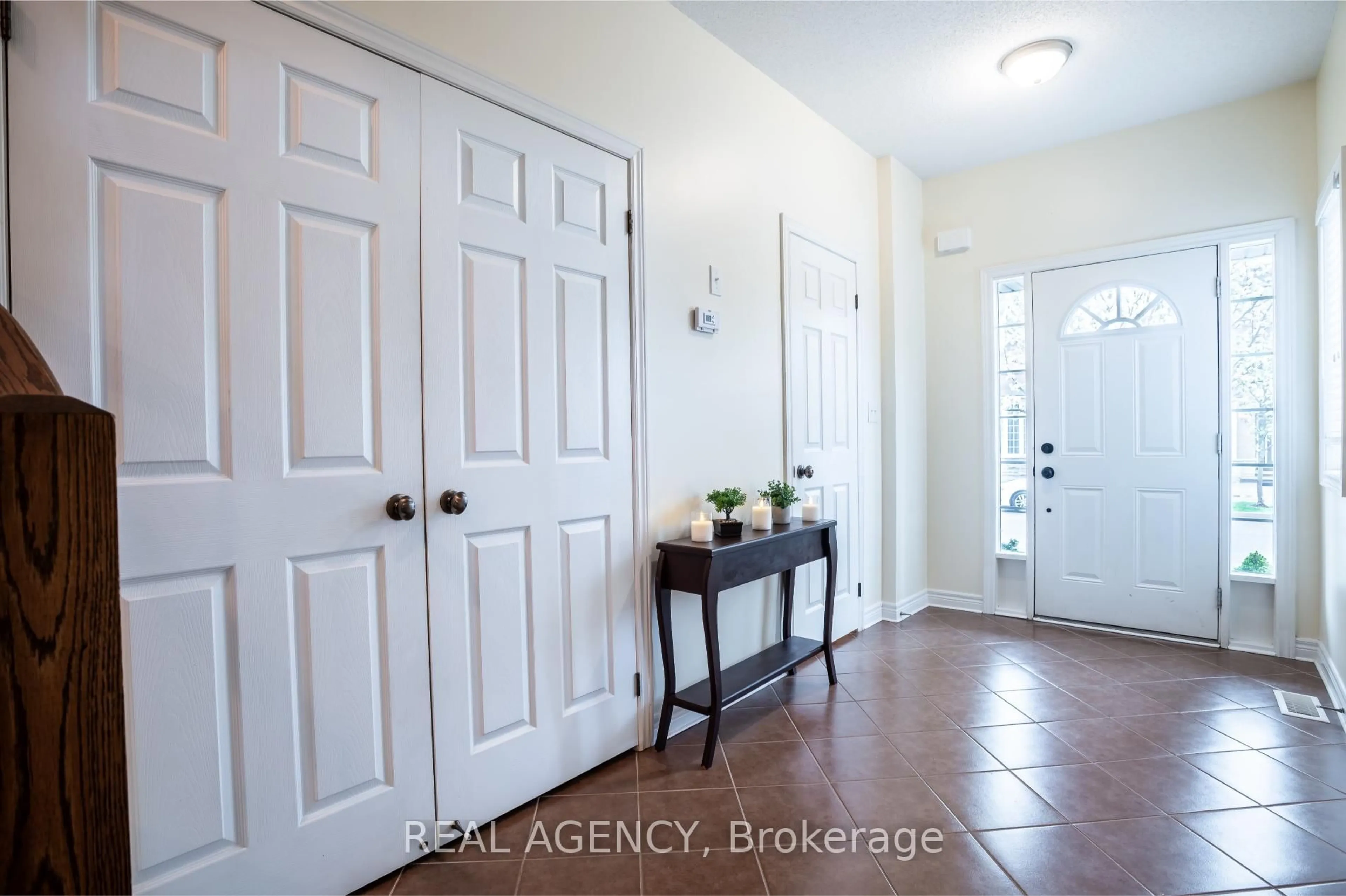 Indoor entryway for 4679 Webb St, Burlington Ontario L7M 0E3