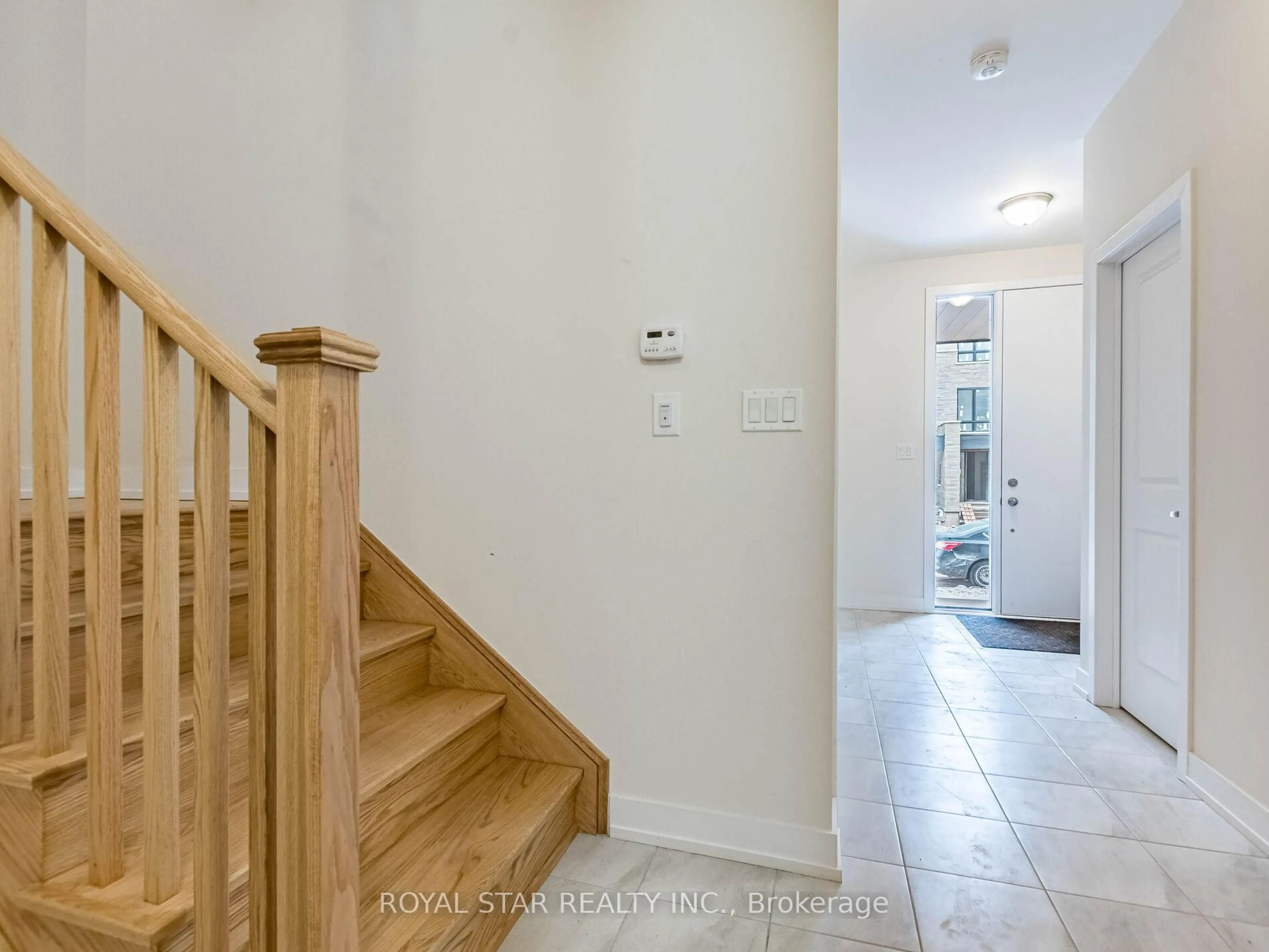 Indoor entryway for 3110 Meadowridge Dr, Oakville Ontario L6H 7G1