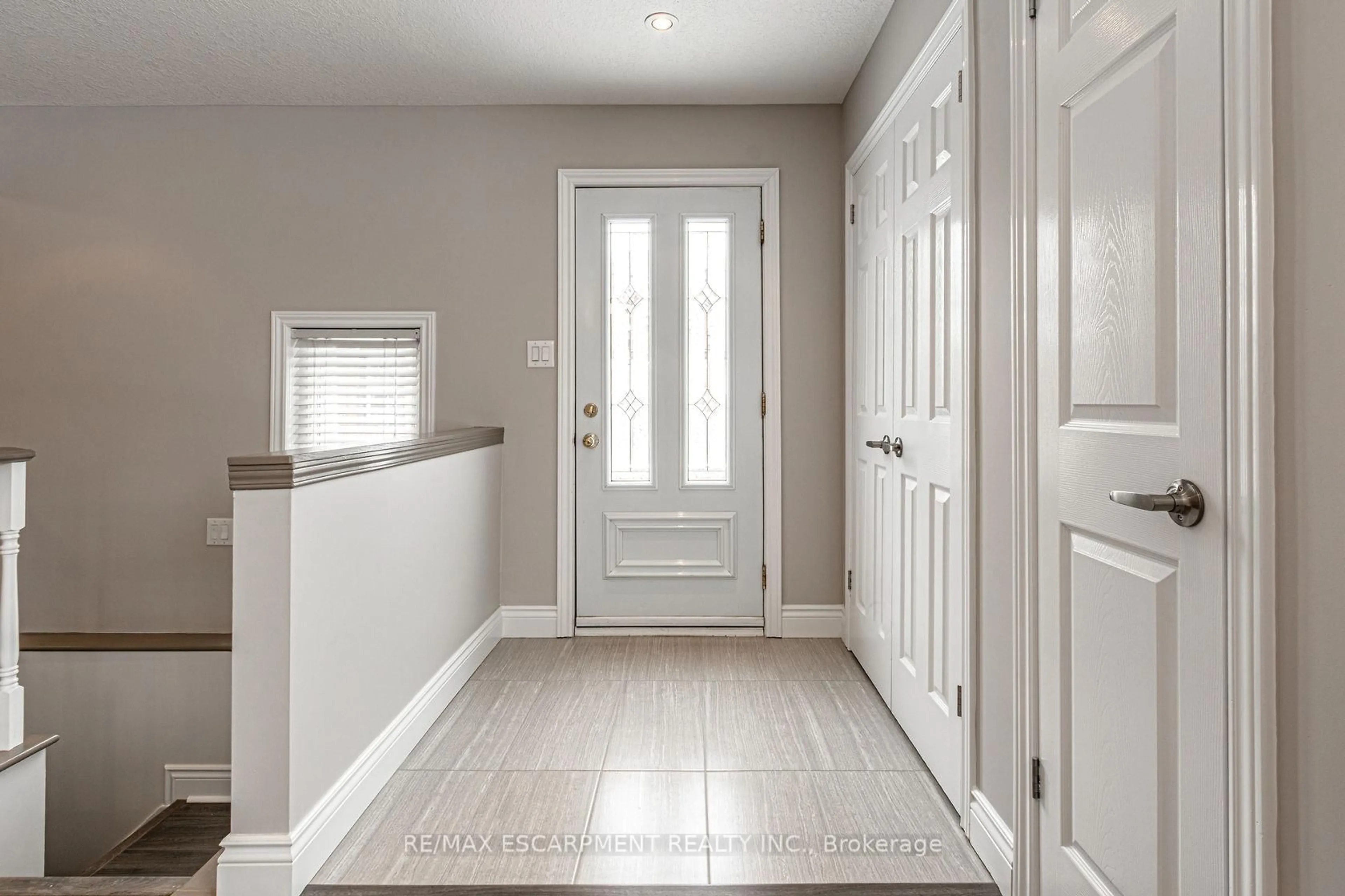 Indoor entryway for 18 MILES St, Milton Ontario L9T 1E4