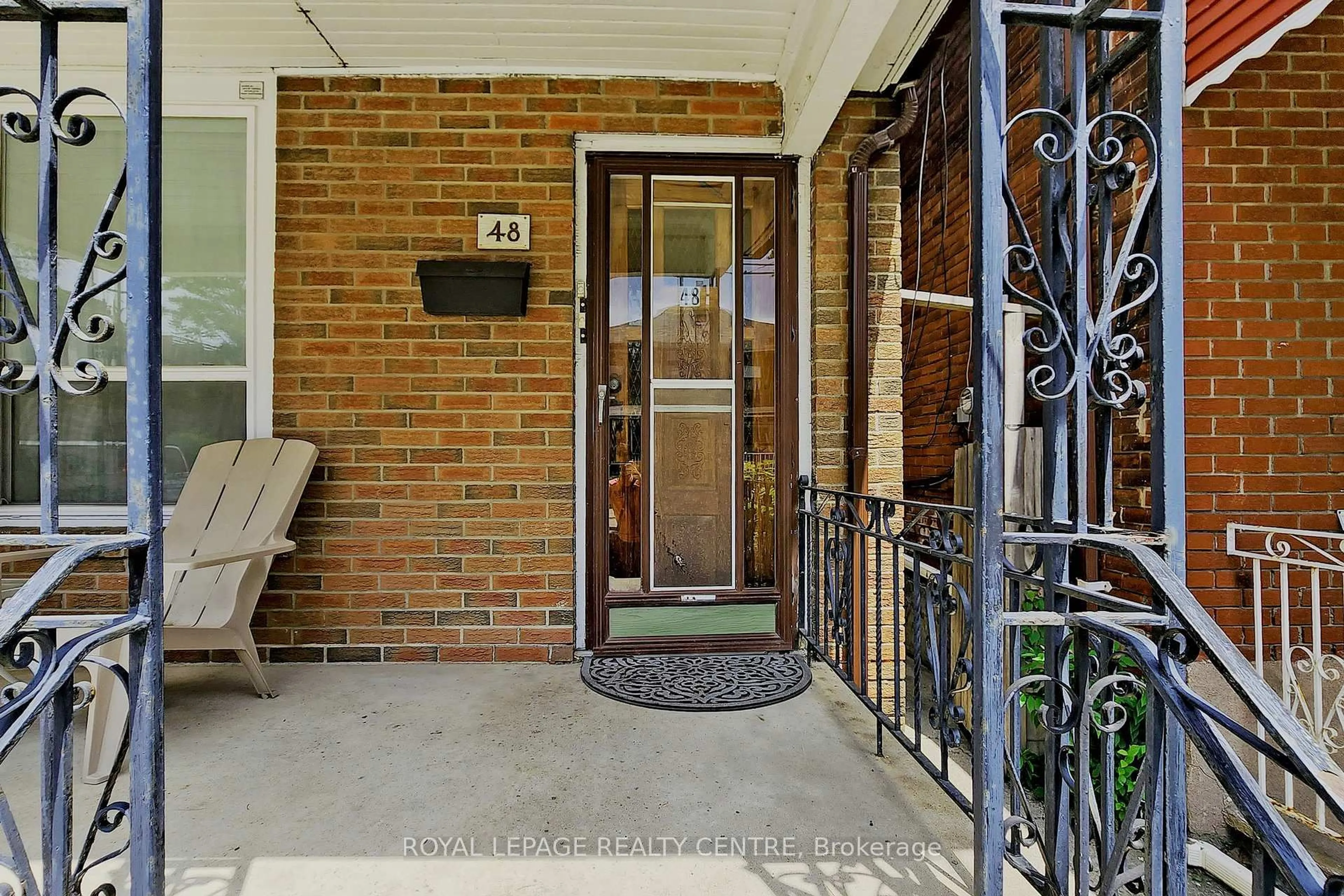 Indoor entryway for 48 Northumberland St, Toronto Ontario M6H 1R1