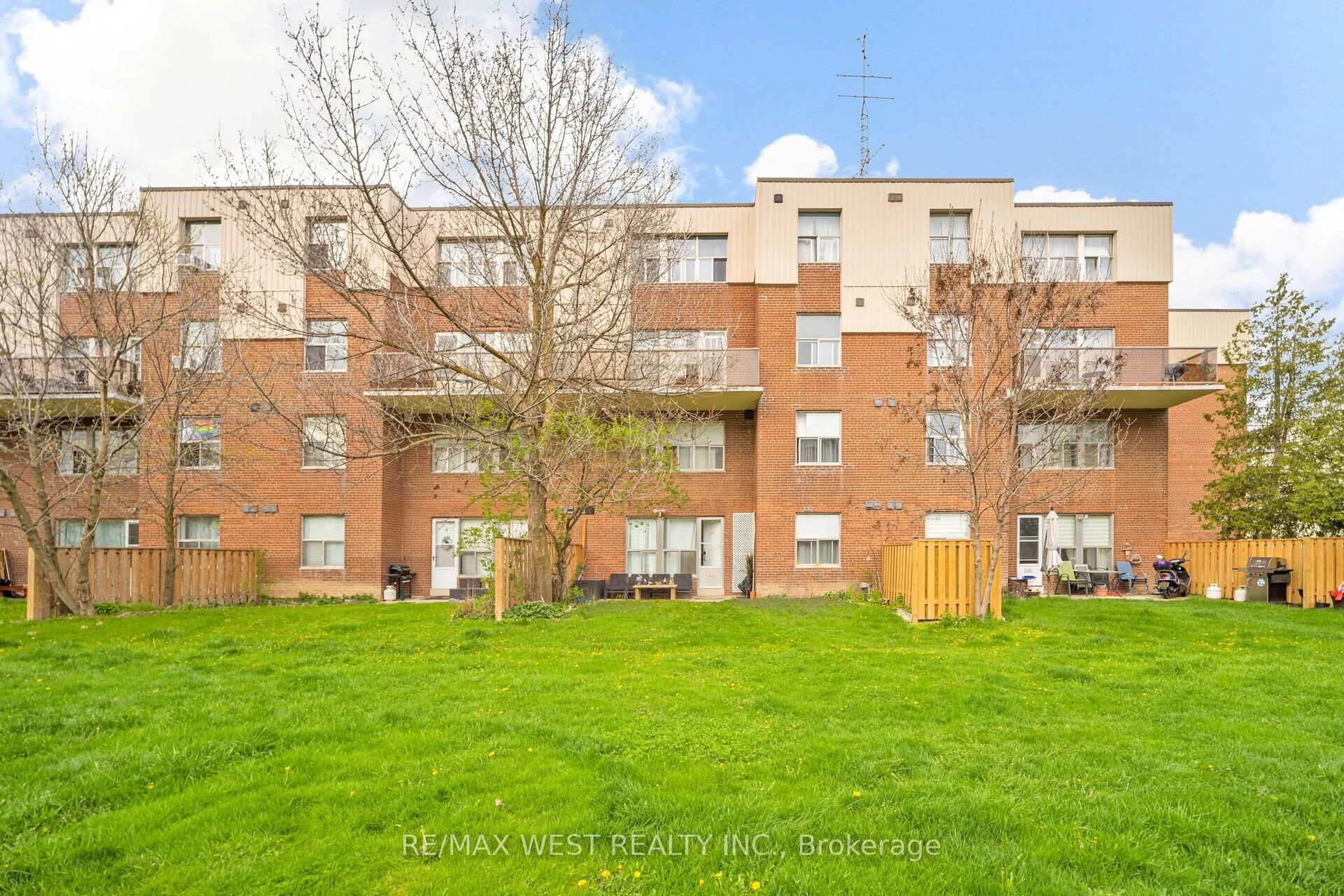 A pic from outside/outdoor area/front of a property/back of a property/a pic from drone, building for 1055 A Forestwood Dr #101, Mississauga Ontario L5C 2T8