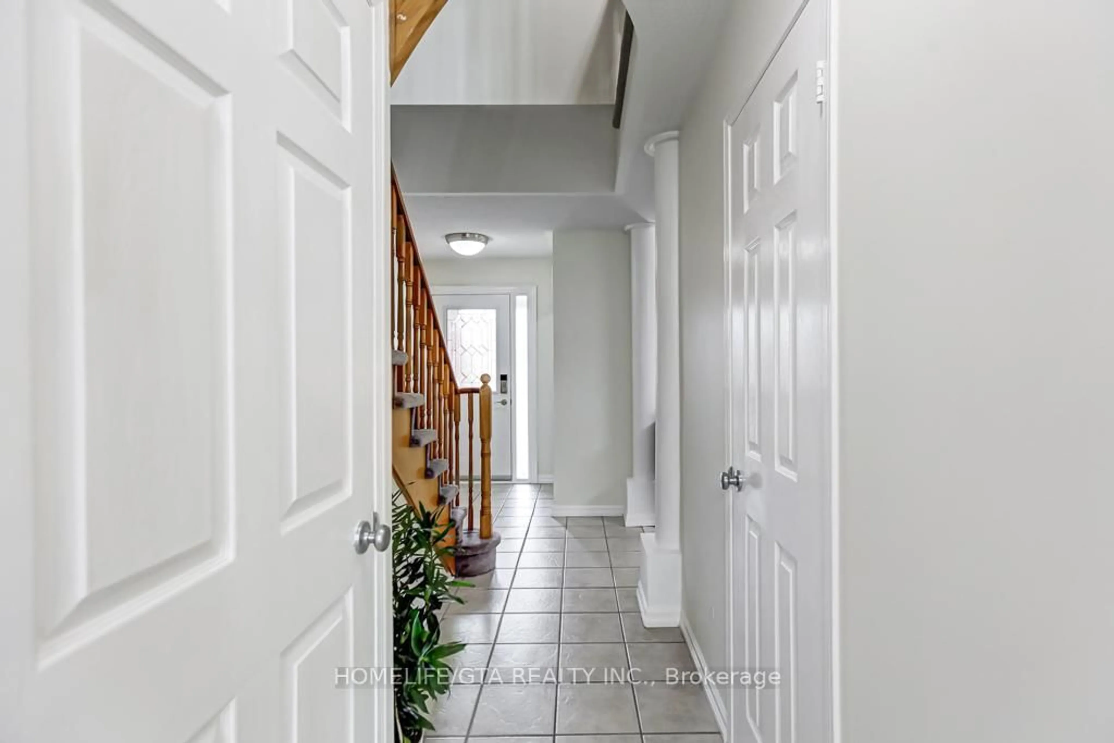 Indoor entryway for 125 Springview Dr, Brampton Ontario L6X 4K3