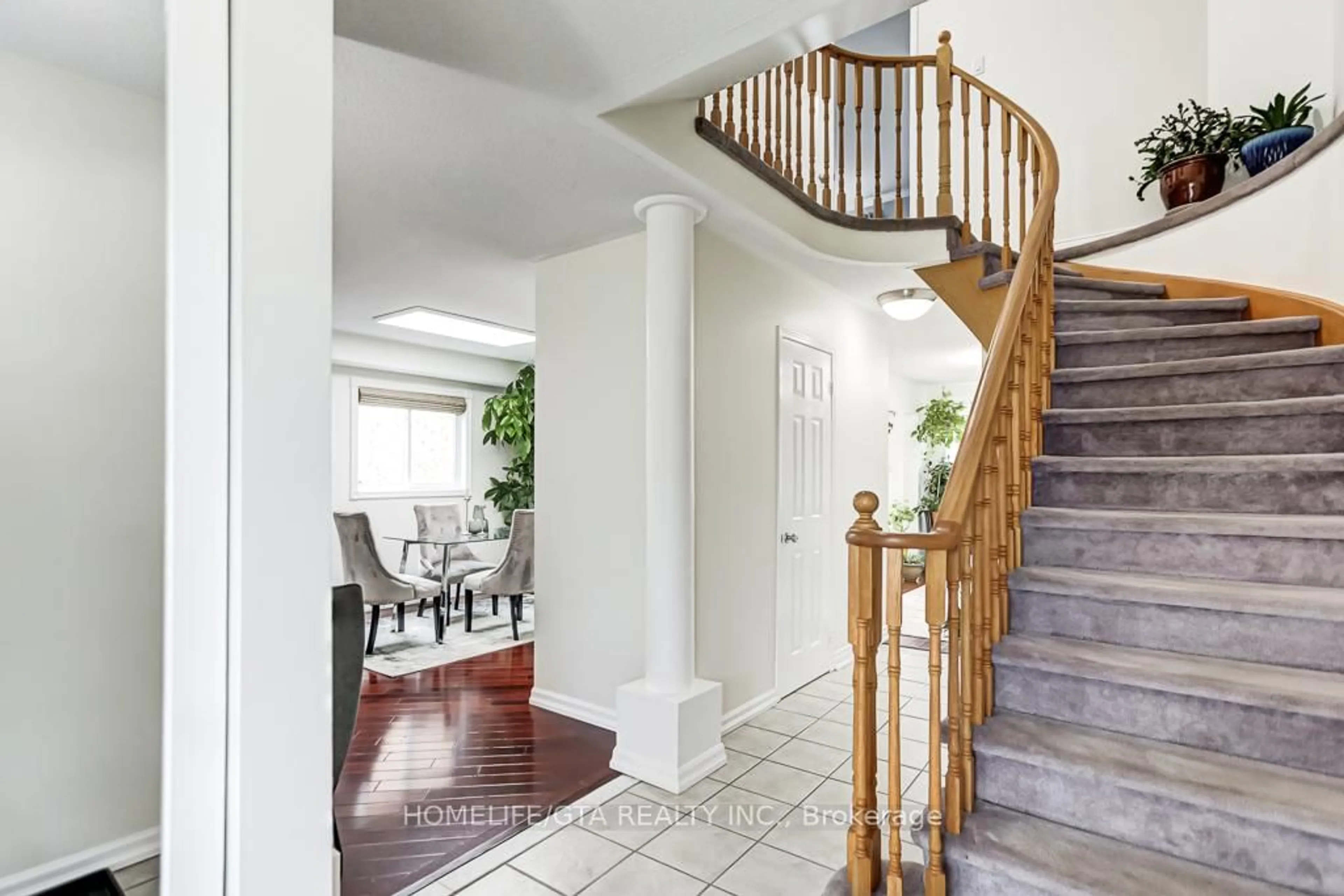 Indoor entryway for 125 Springview Dr, Brampton Ontario L6X 4K3