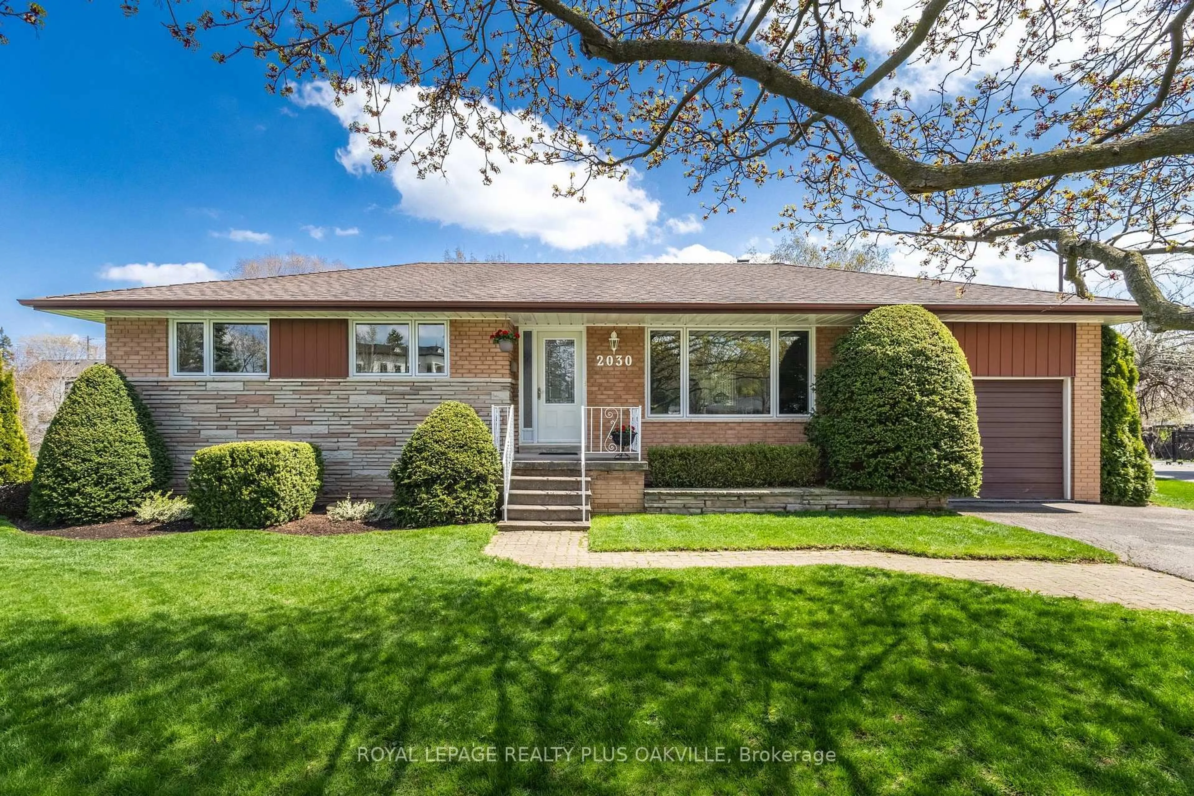 Home with brick exterior material, street for 2030 Vickery Dr, Oakville Ontario L6L 2J1
