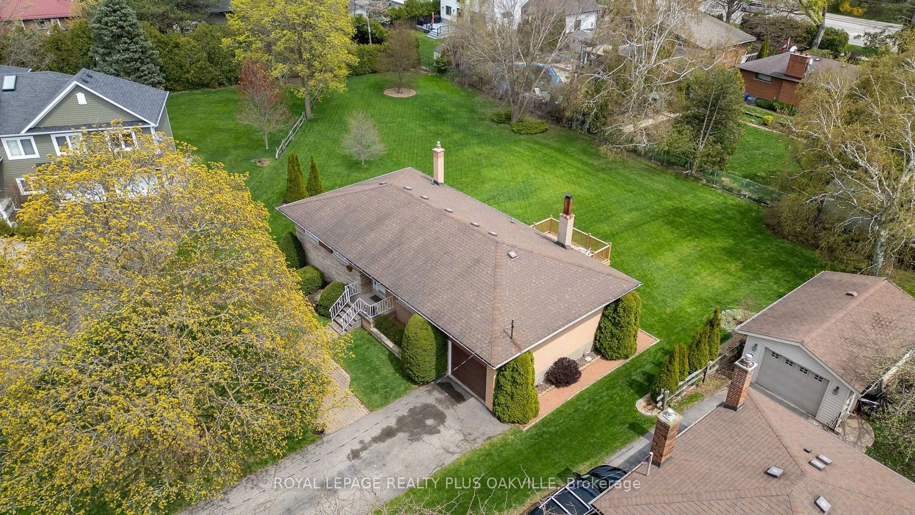 A pic from outside/outdoor area/front of a property/back of a property/a pic from drone, street for 2030 Vickery Dr, Oakville Ontario L6L 2J1