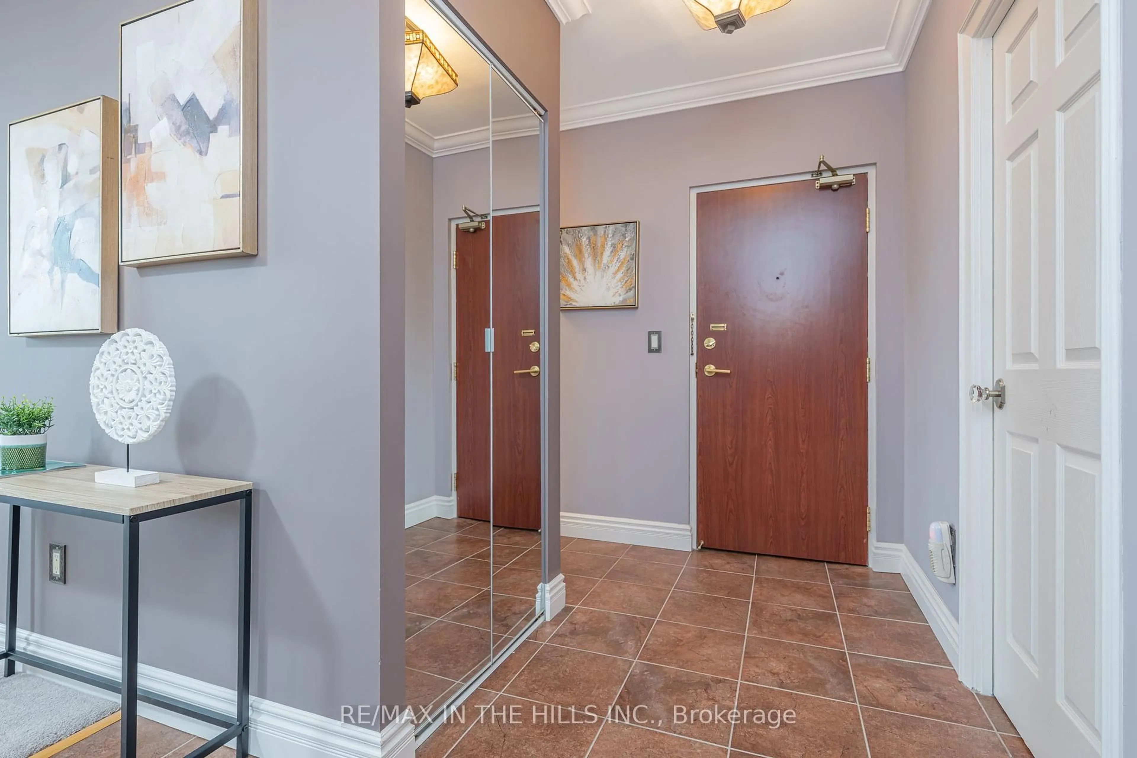 Indoor entryway for 50 Port St #404, Mississauga Ontario L5G 1C1