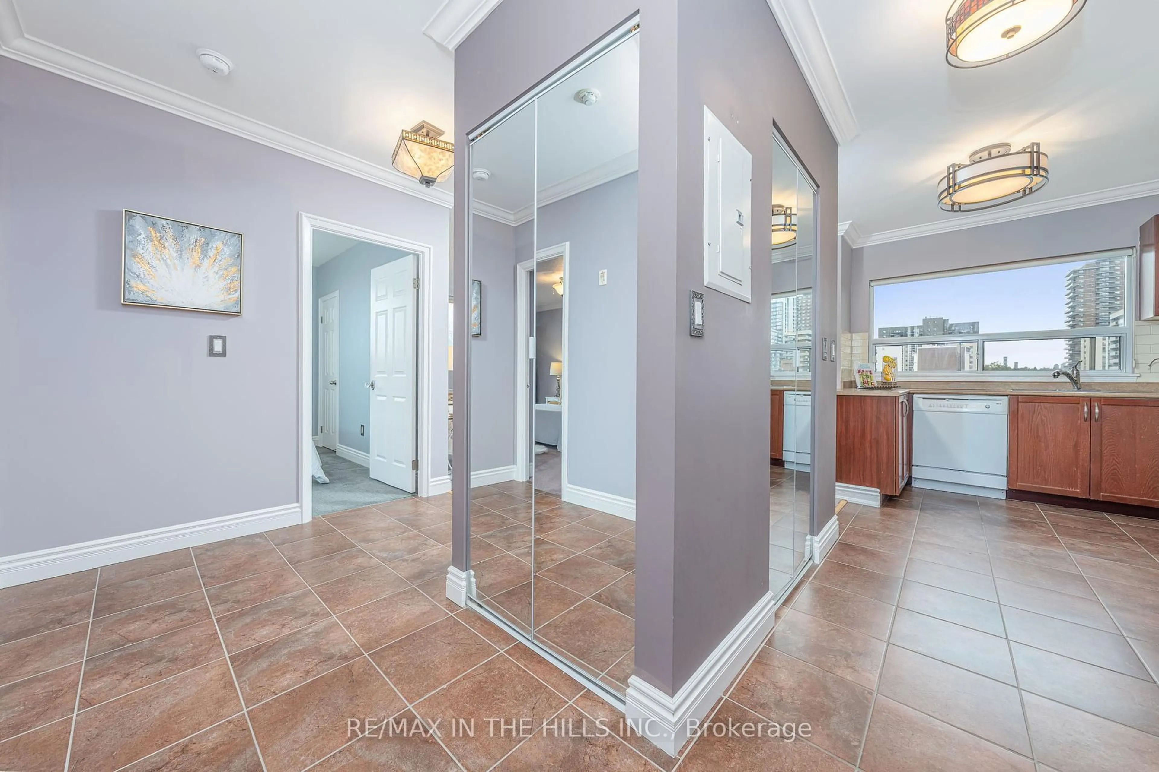 Indoor entryway for 50 Port St #404, Mississauga Ontario L5G 1C1