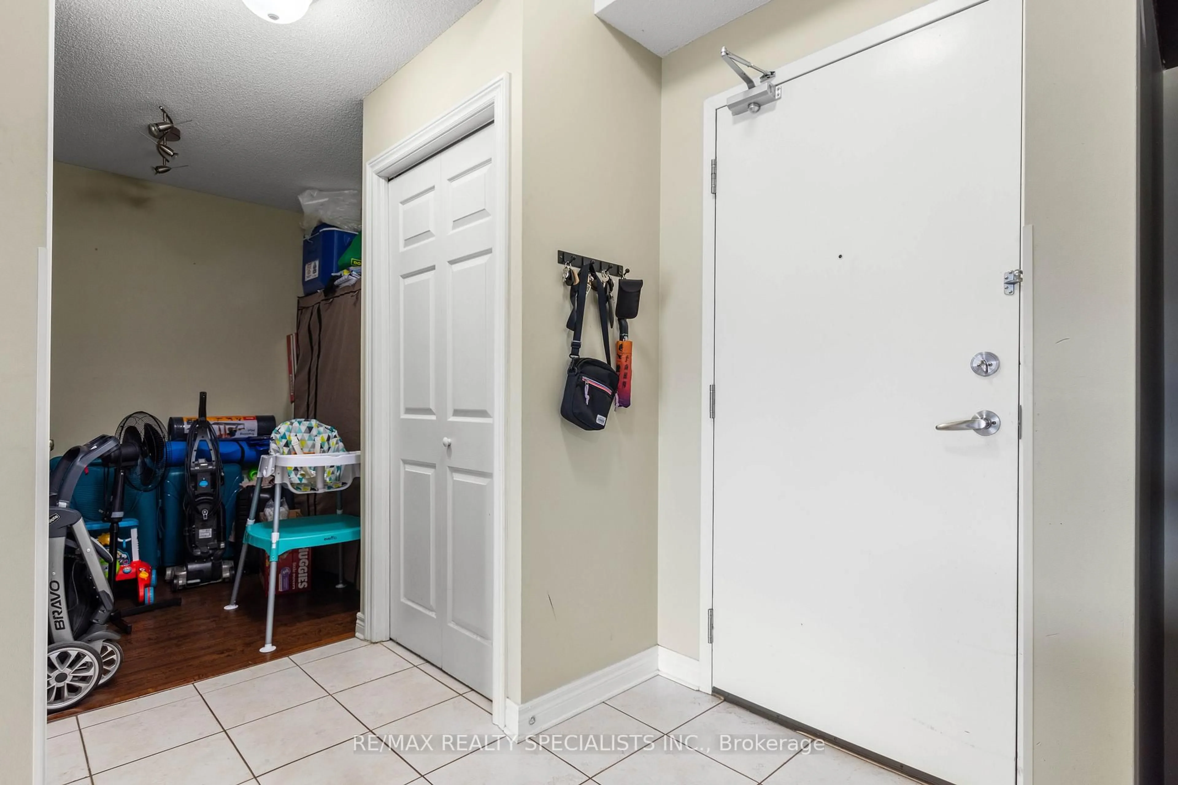 Indoor entryway for 1379 Costigan Rd #201, Milton Ontario L9T 2K6