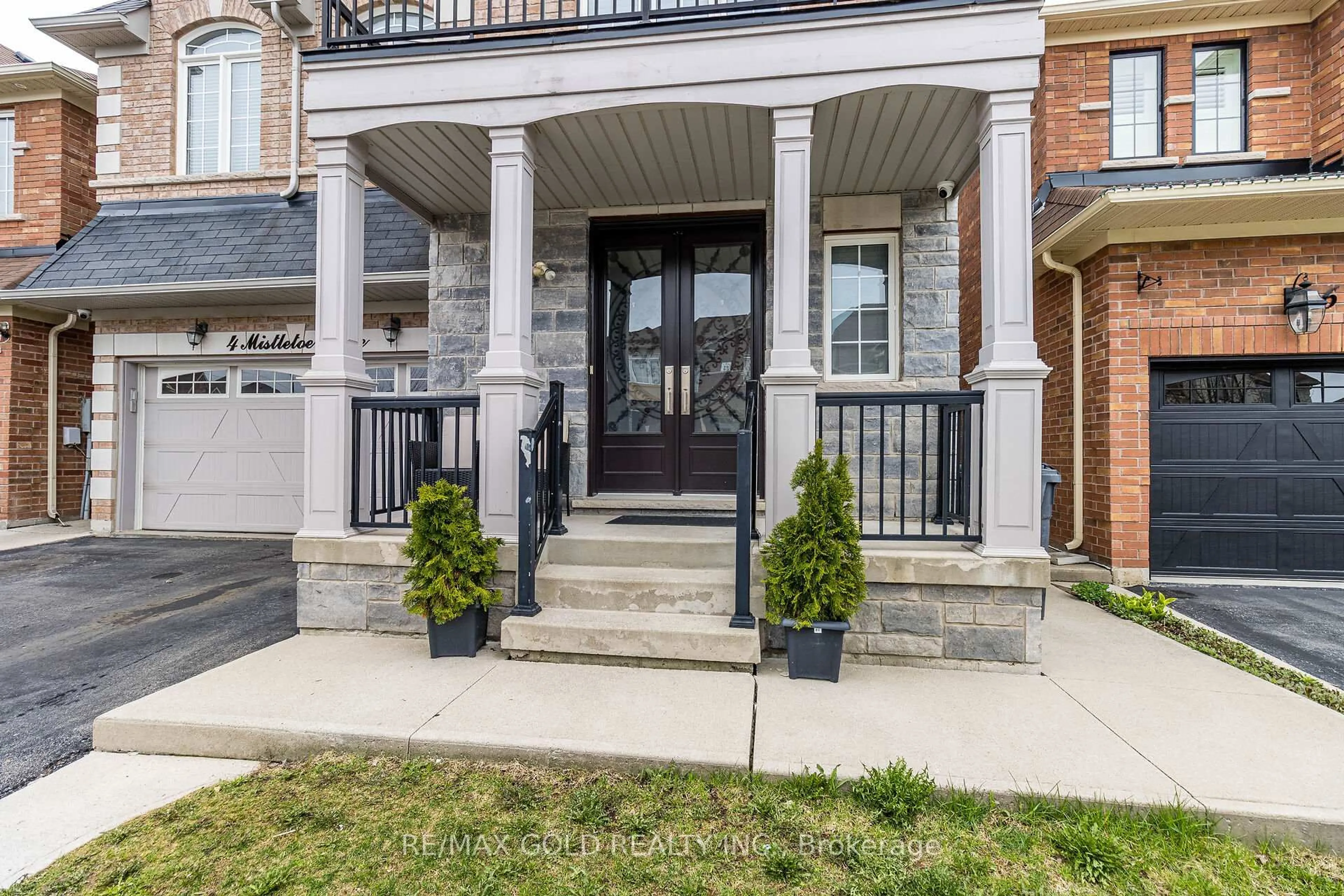 Indoor entryway for 4 Mistletoe Pl, Brampton Ontario L6Y 5V1