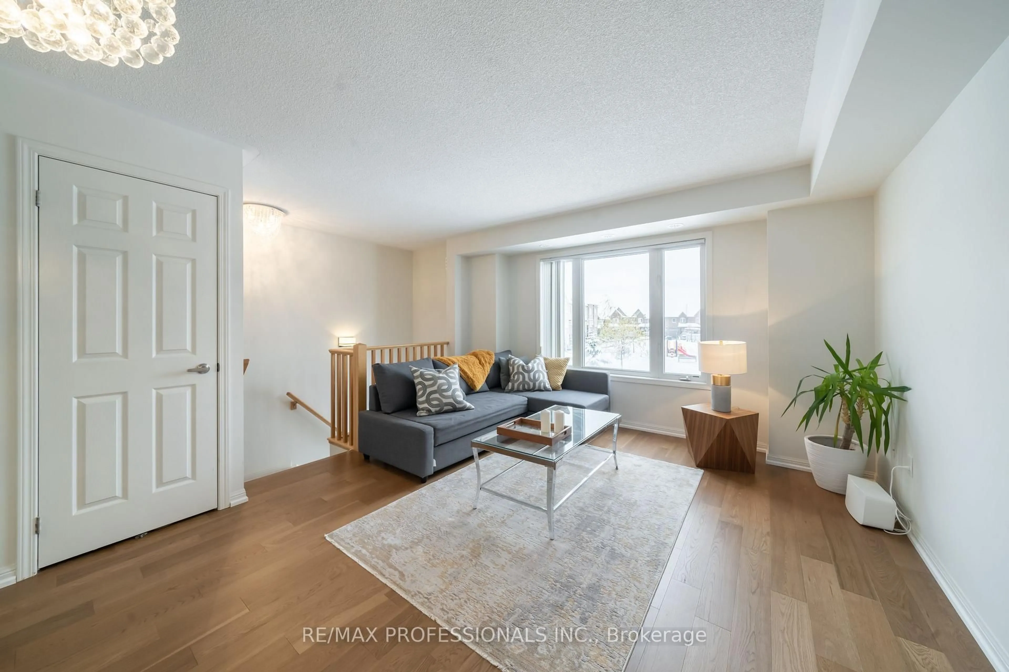 Living room with furniture, wood/laminate floor for 3135 Boxford Cres #7, Mississauga Ontario L5M 0P4