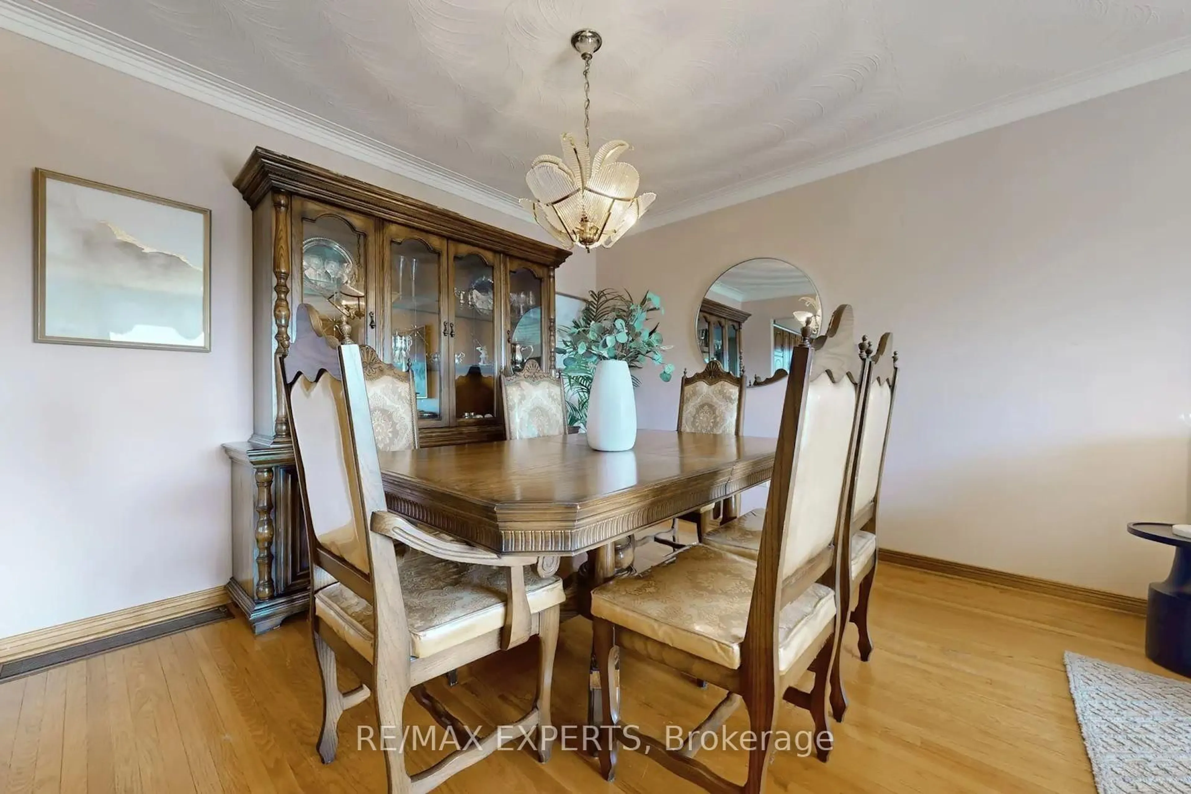 Dining room, wood/laminate floor for 146 Sawmill Rd, Toronto Ontario M3L 2K4