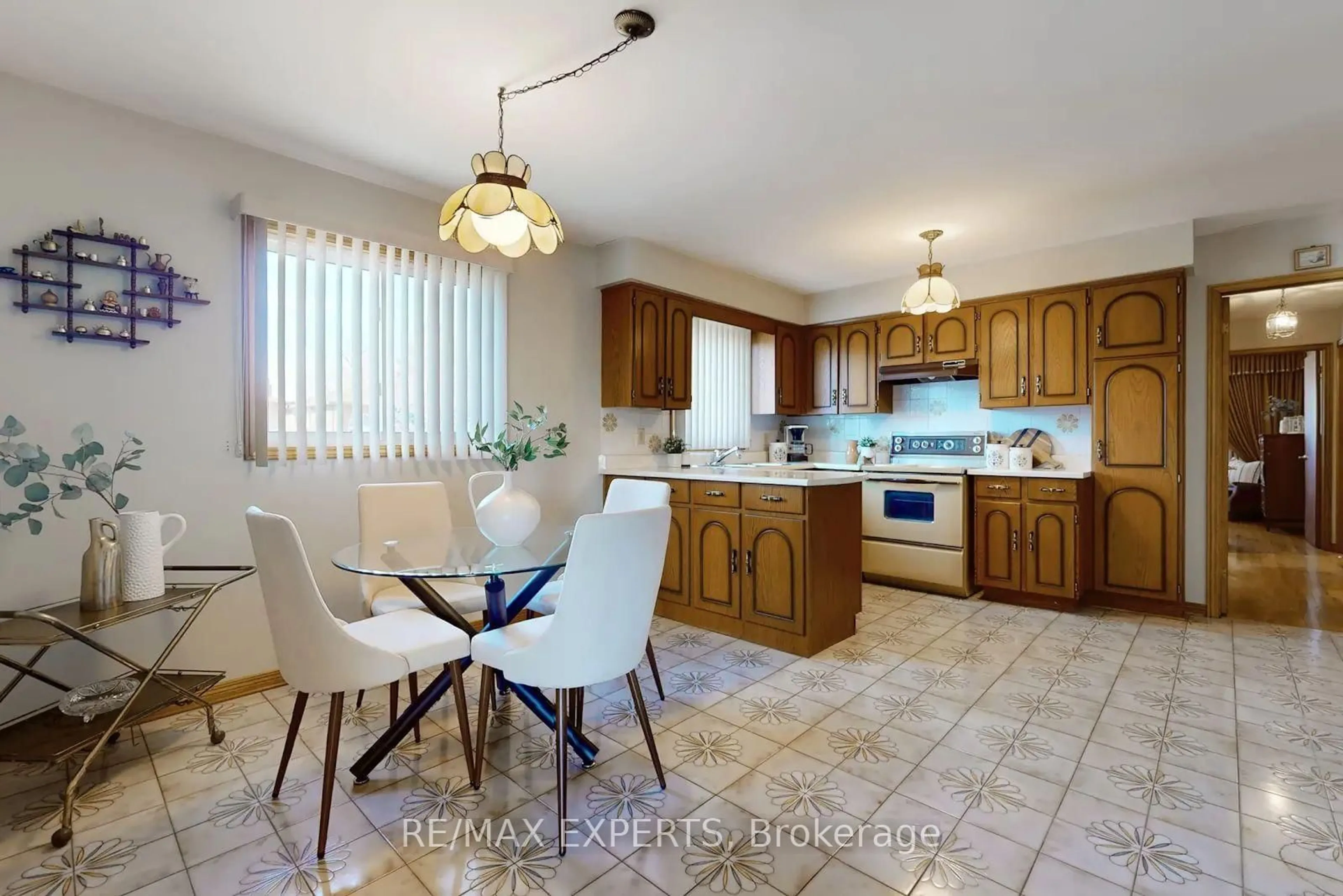 Standard kitchen, ceramic/tile floor for 146 Sawmill Rd, Toronto Ontario M3L 2K4