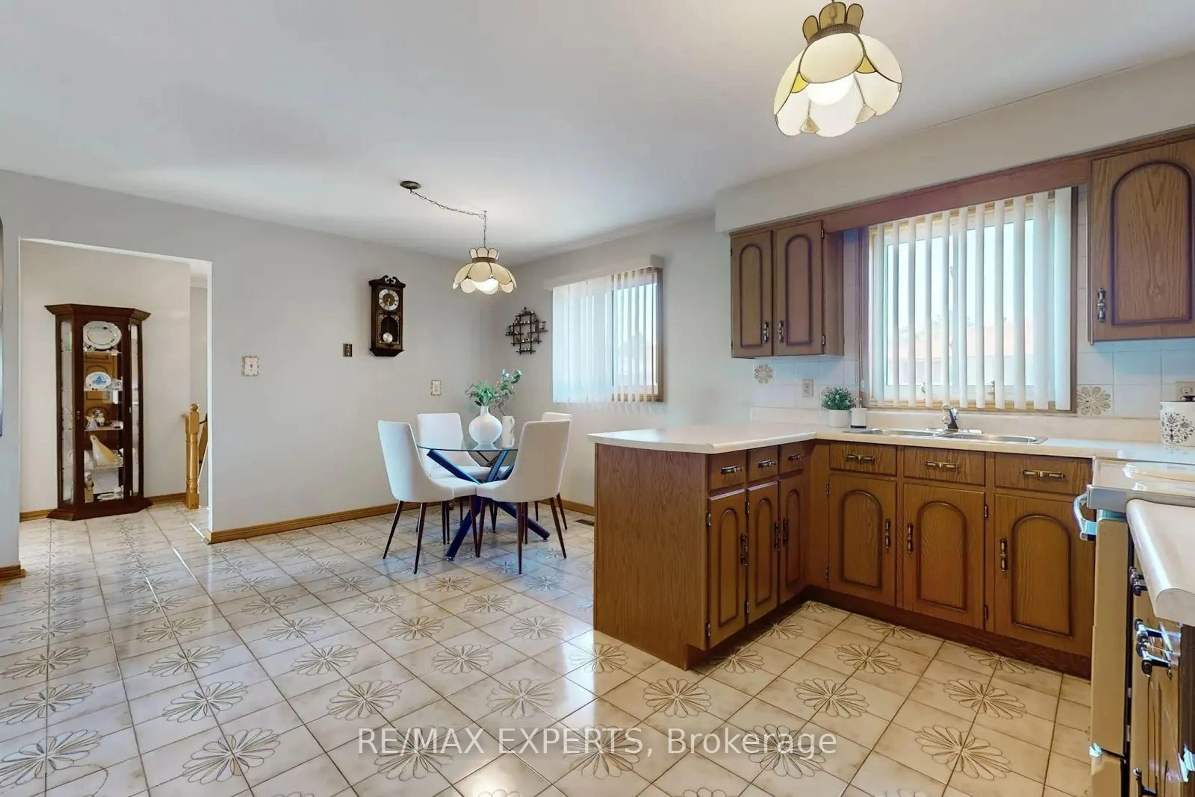 Open concept kitchen, ceramic/tile floor for 146 Sawmill Rd, Toronto Ontario M3L 2K4