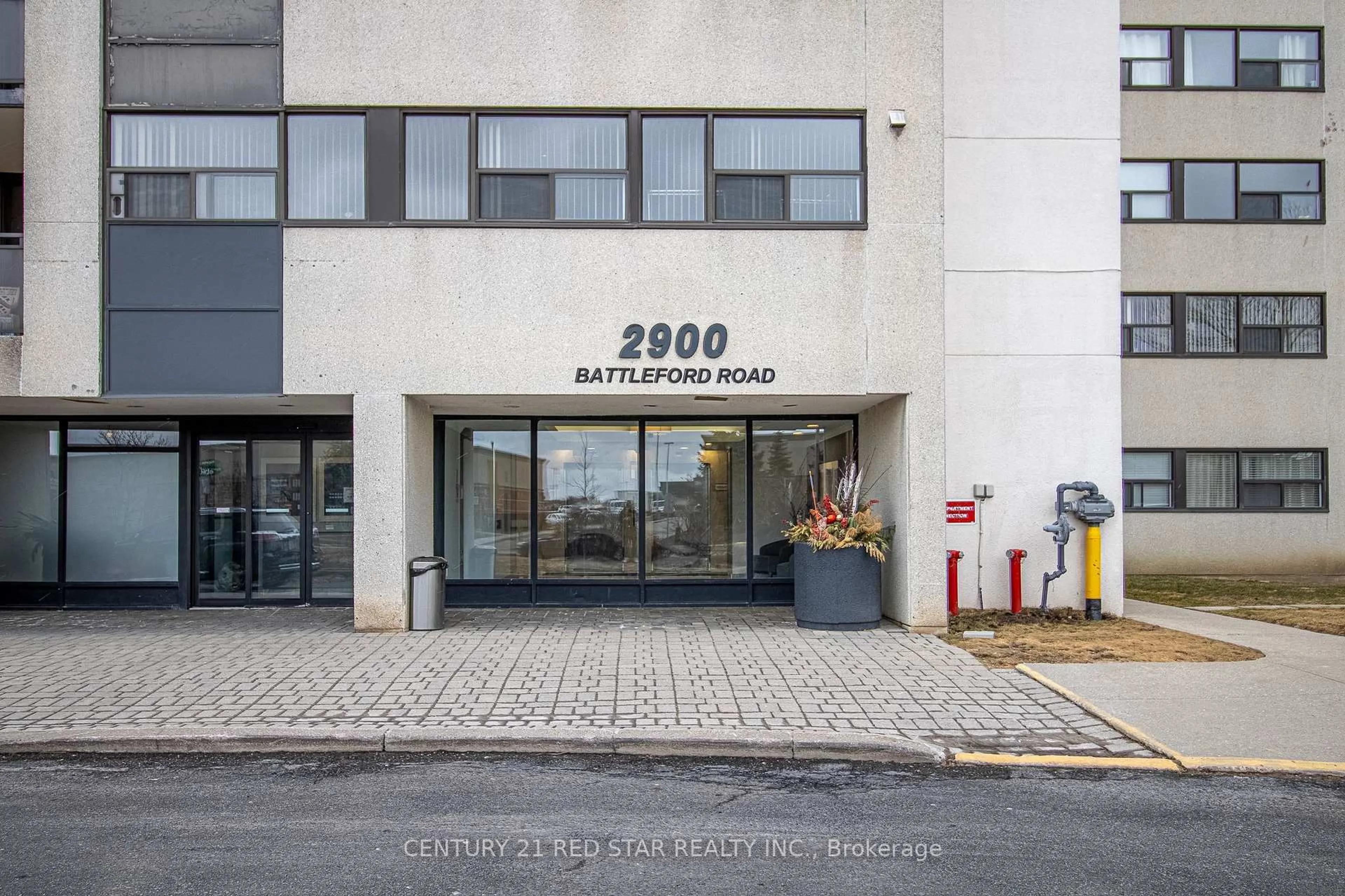 Indoor foyer for 2900 Battleford Rd #910, Mississauga Ontario L5N 2V9