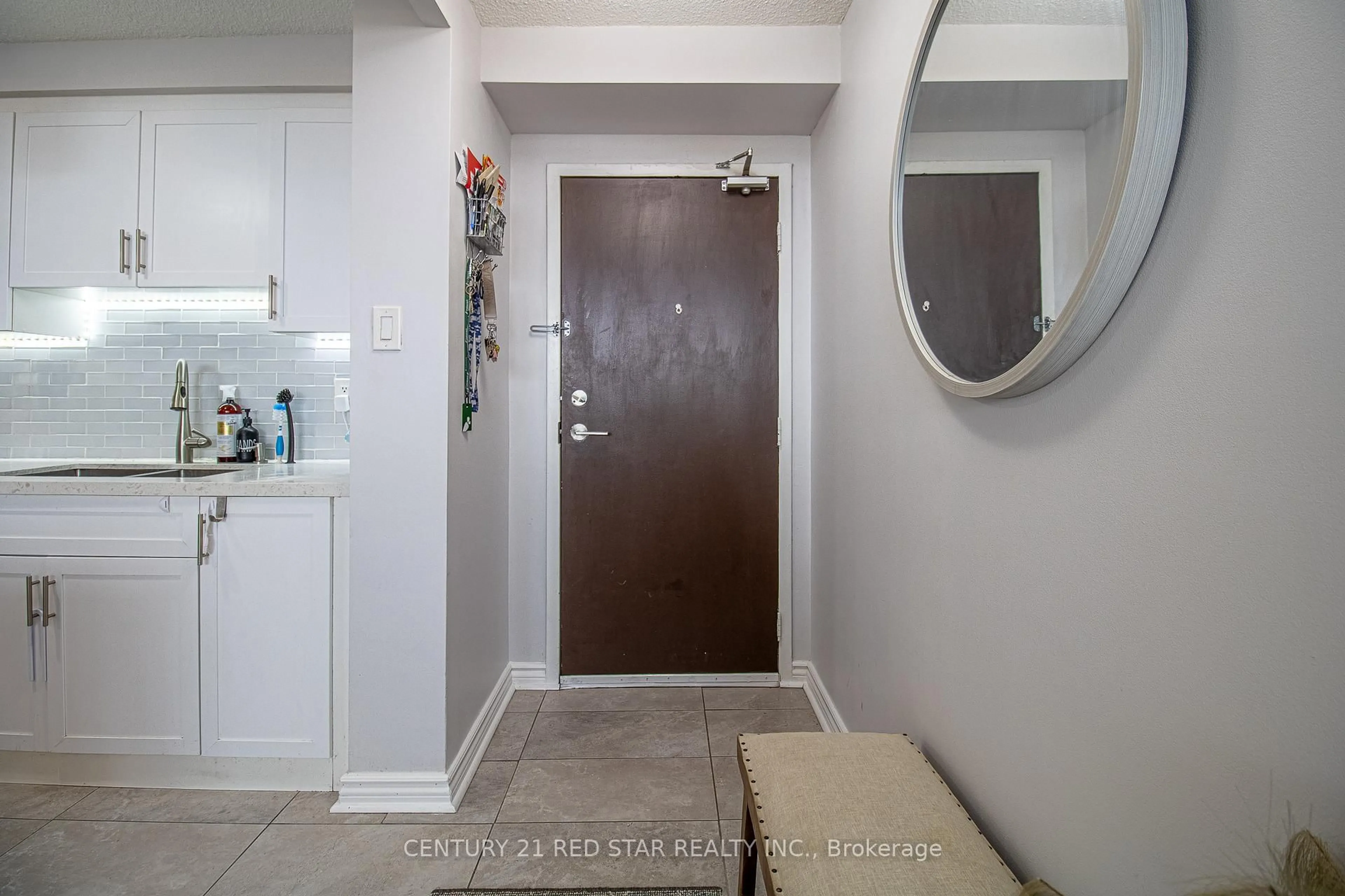Indoor entryway for 2900 Battleford Rd #910, Mississauga Ontario L5N 2V9